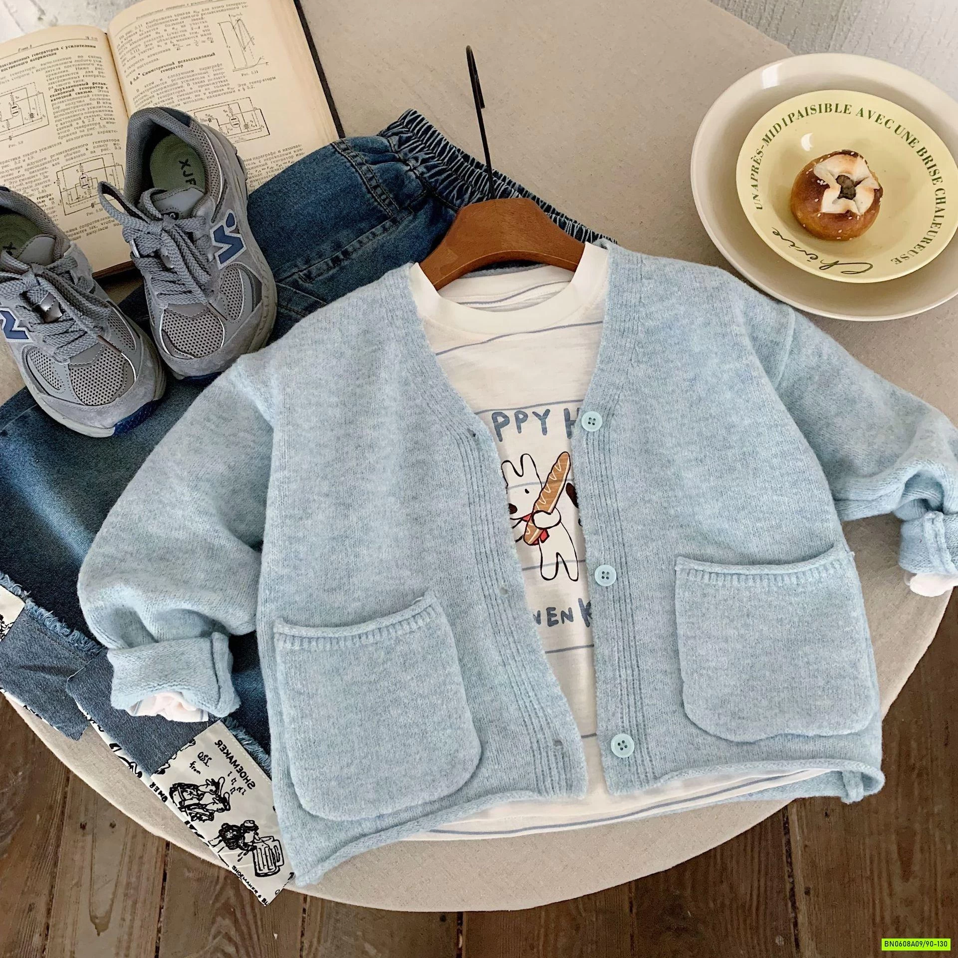 KHOÁC LEN XANH IN HÌNH CÚN