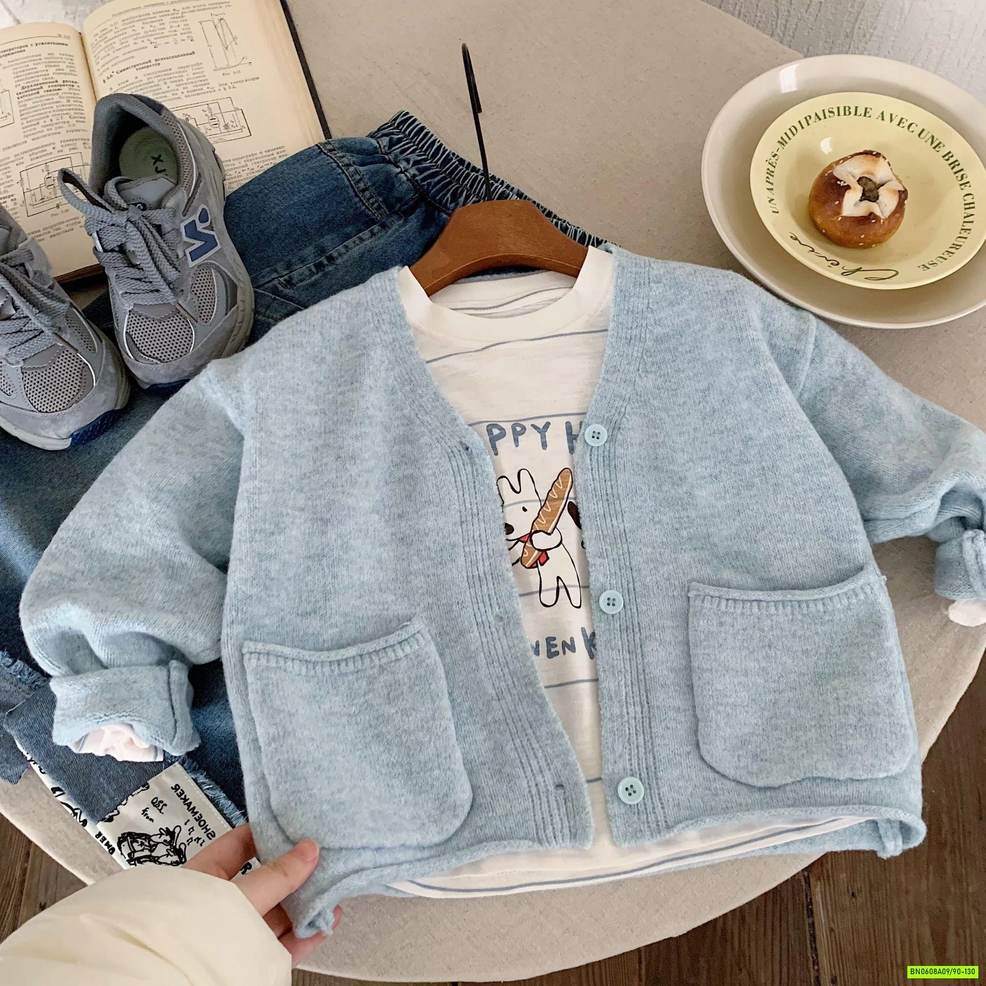 KHOÁC LEN XANH IN HÌNH CÚN