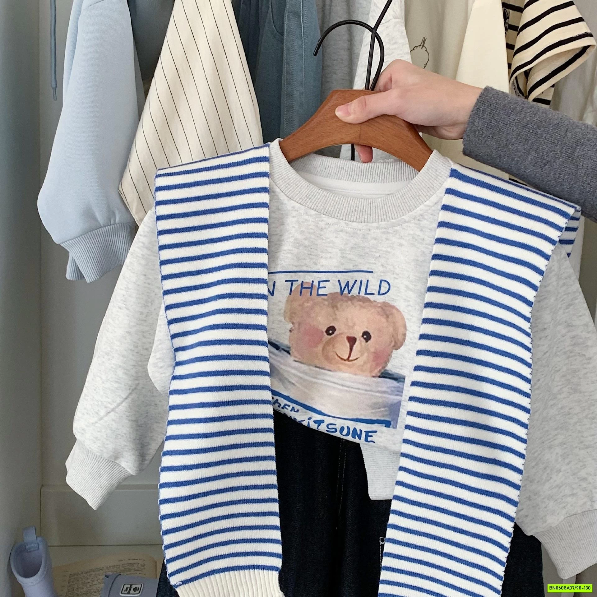 ÁO NỈ GẤU KÈM KHĂN CHOÀNG