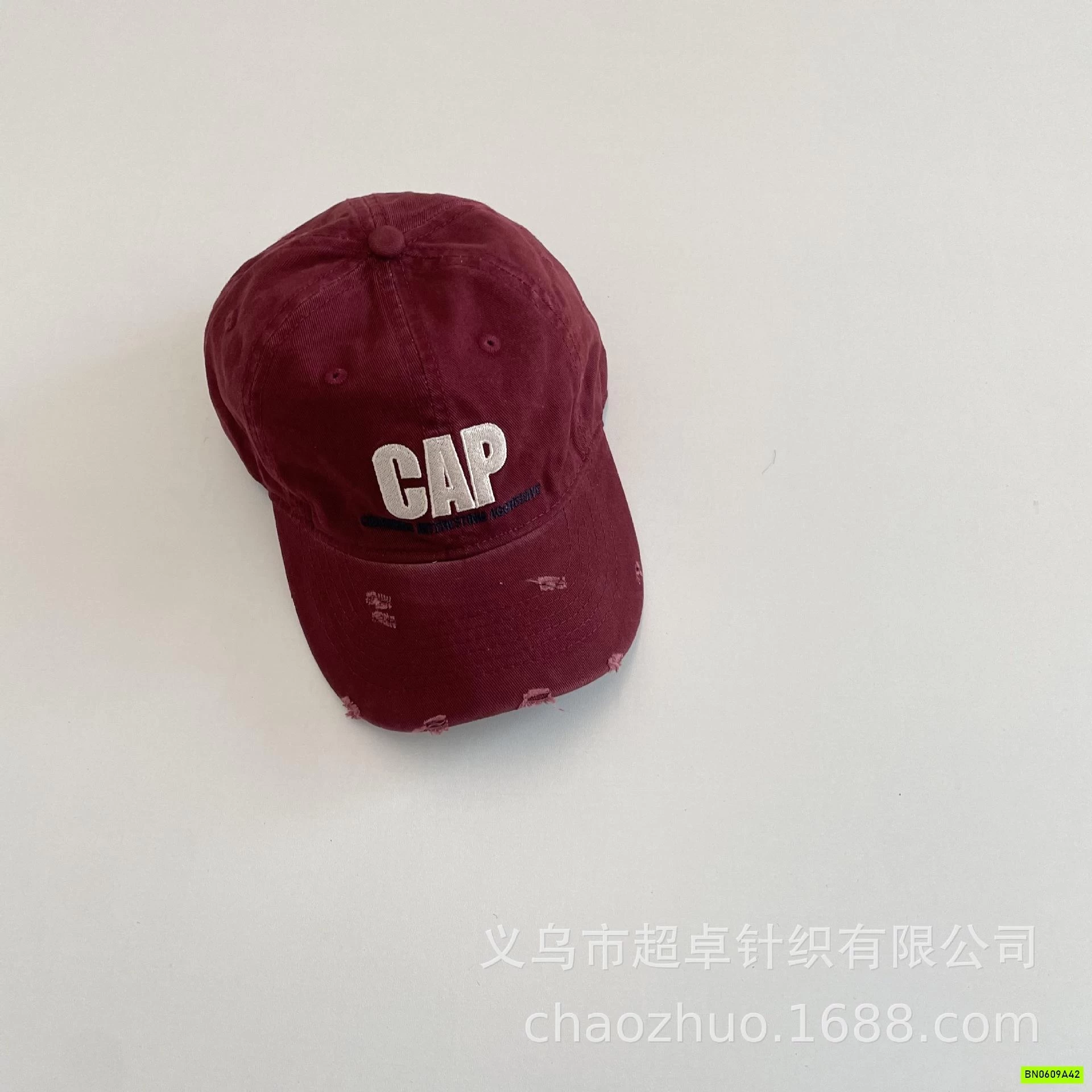 MŨ KẾT VIỀN RÁCH CHỮ CAP