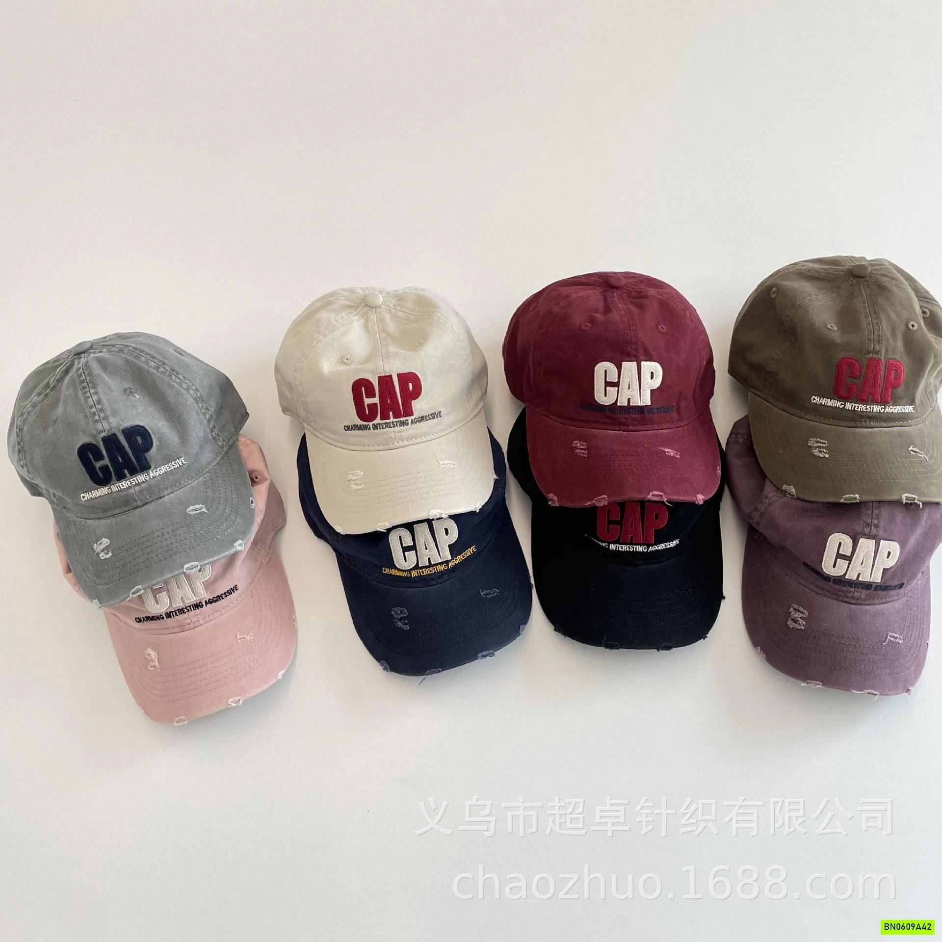 MŨ KẾT VIỀN RÁCH CHỮ CAP