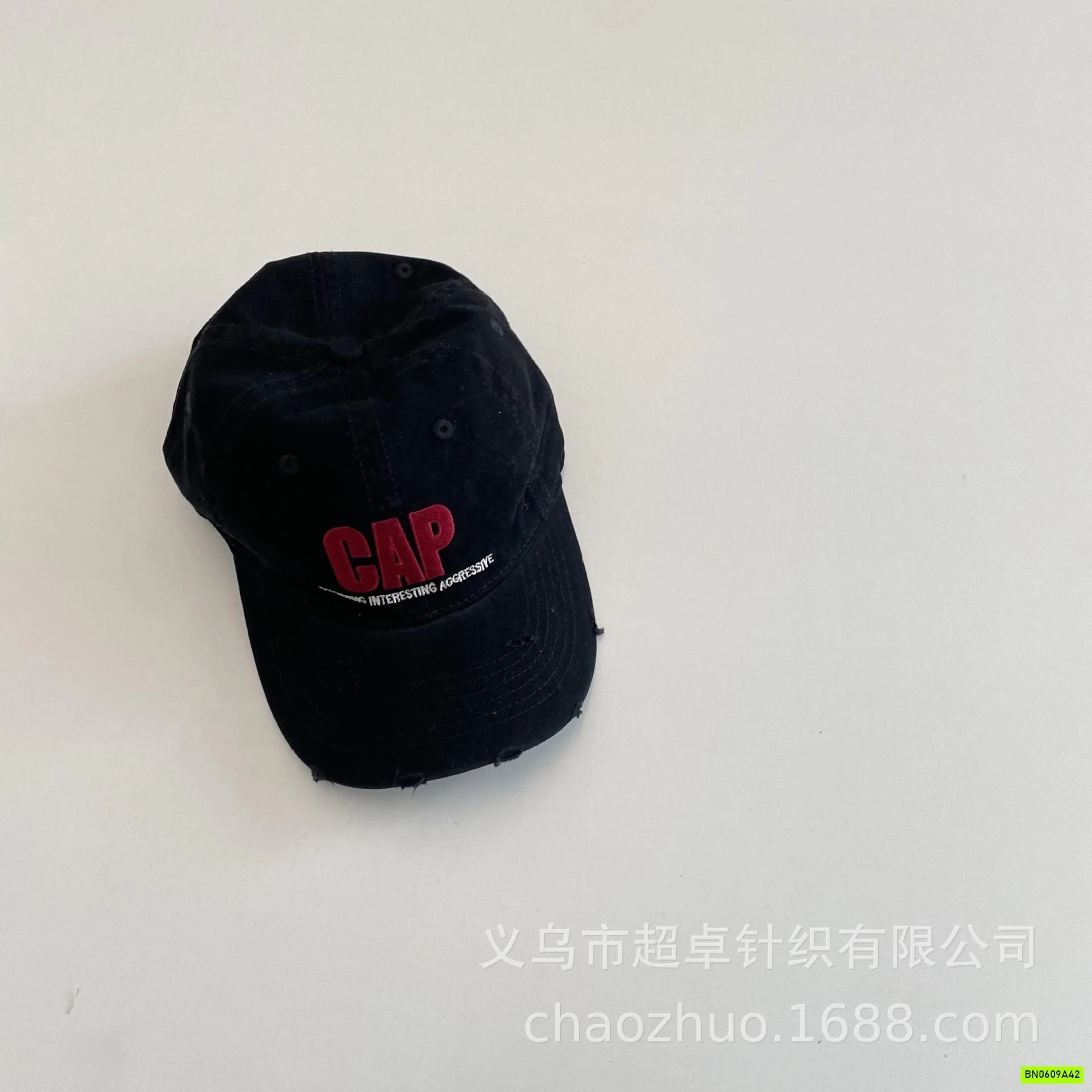 MŨ KẾT VIỀN RÁCH CHỮ CAP