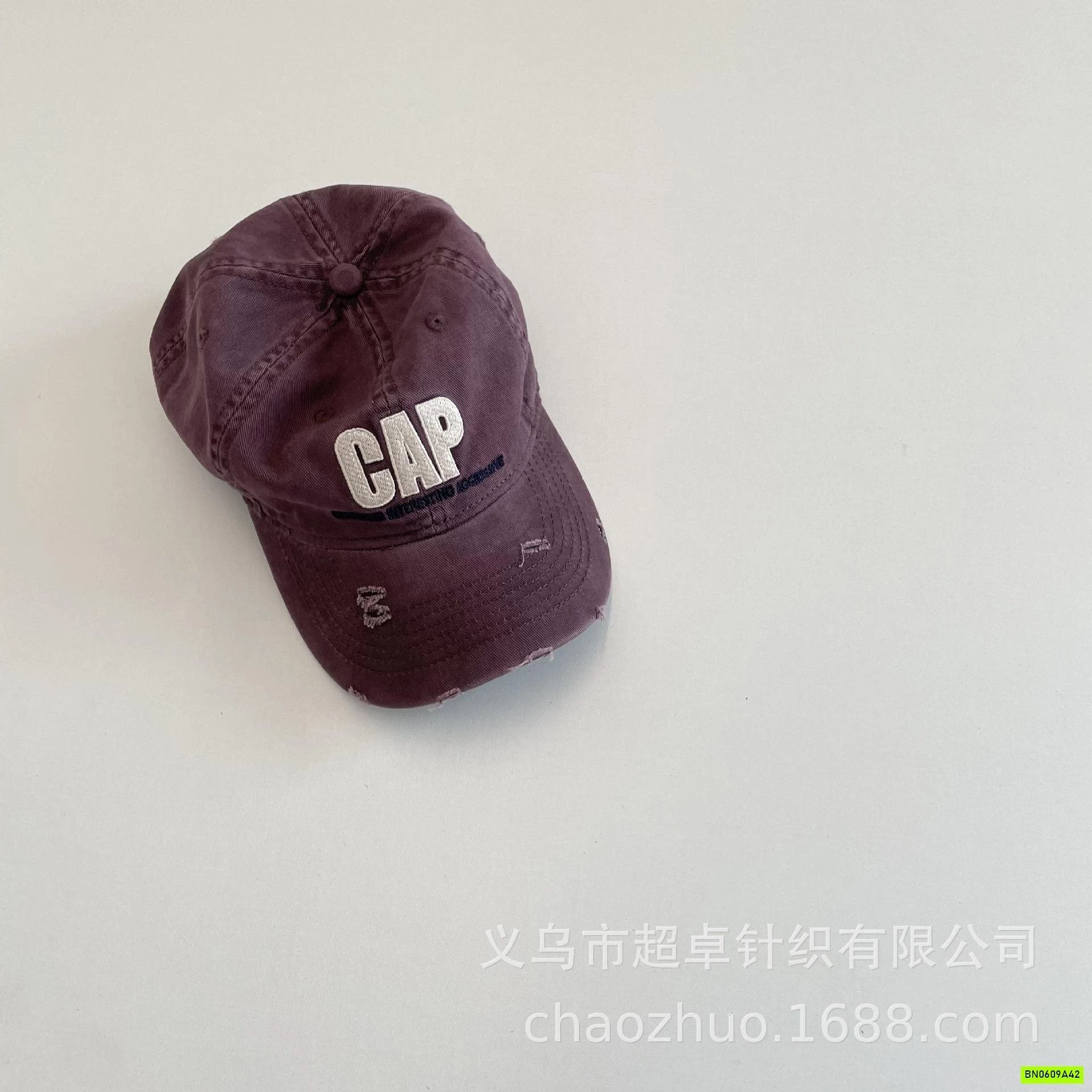 MŨ KẾT VIỀN RÁCH CHỮ CAP