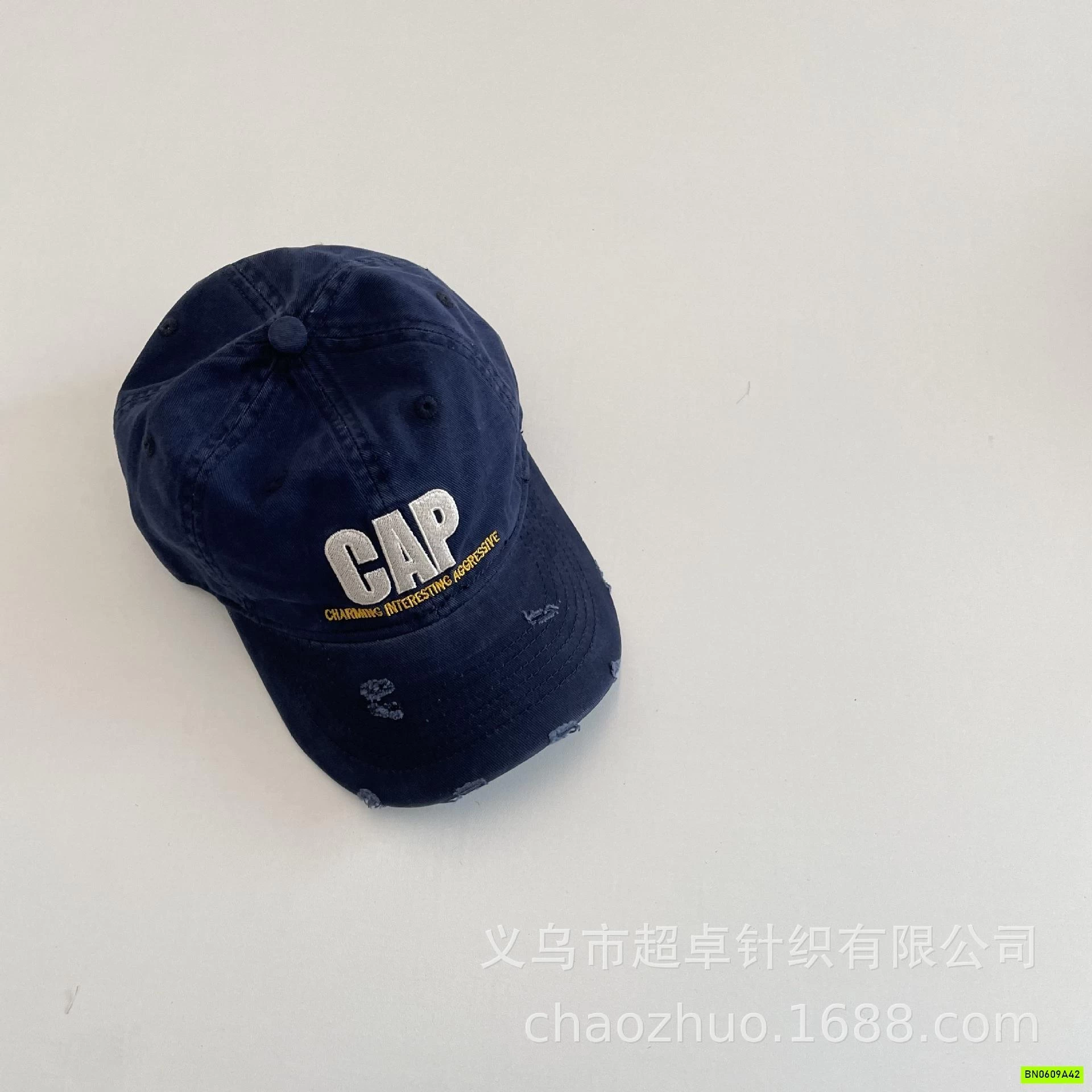 MŨ KẾT VIỀN RÁCH CHỮ CAP