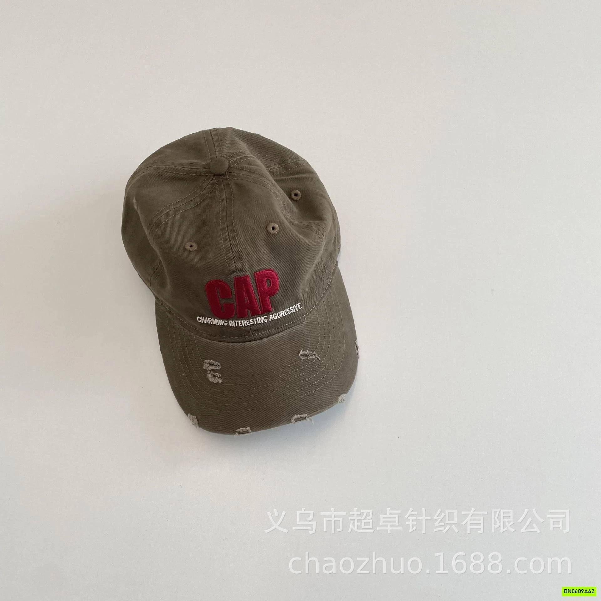 MŨ KẾT VIỀN RÁCH CHỮ CAP