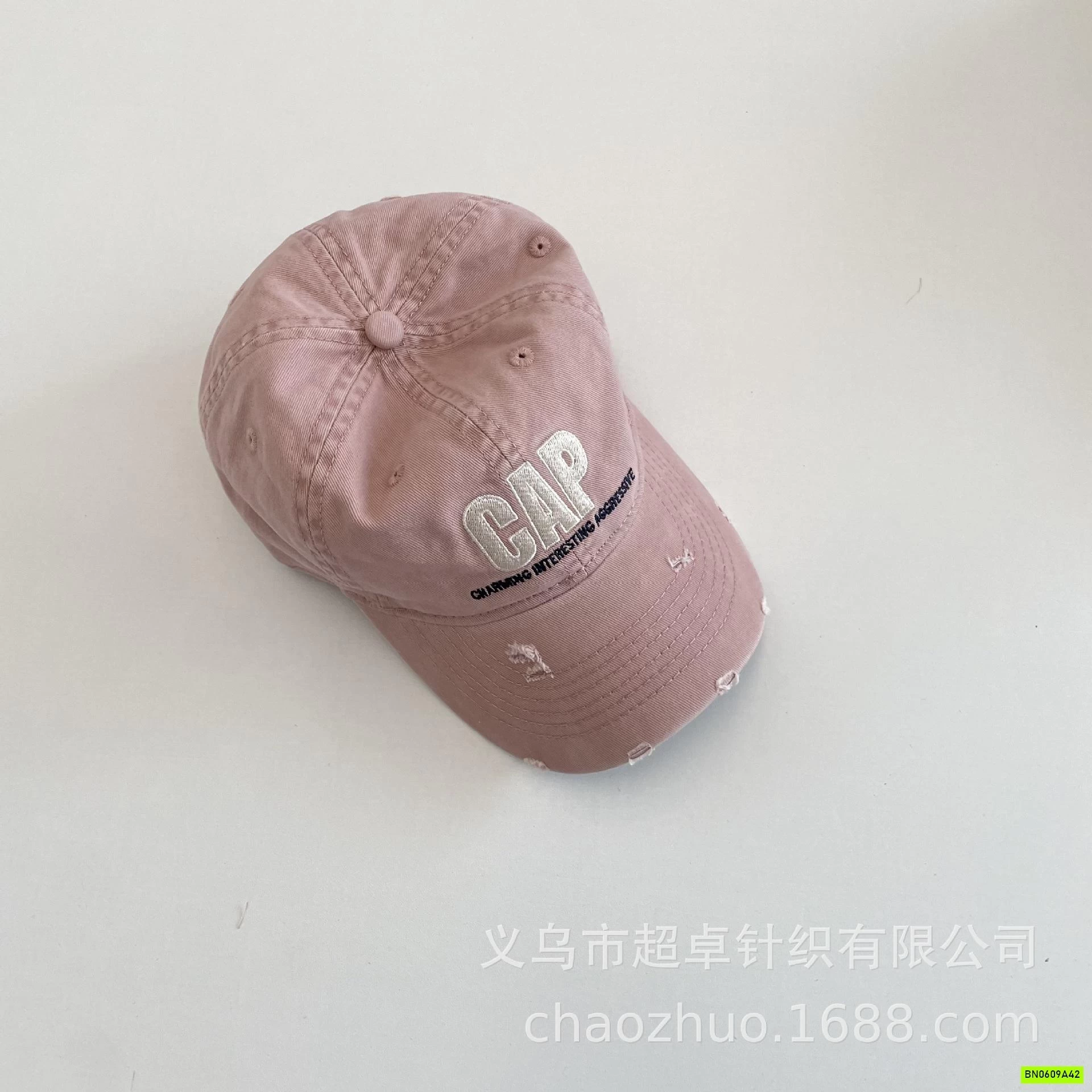 MŨ KẾT VIỀN RÁCH CHỮ CAP