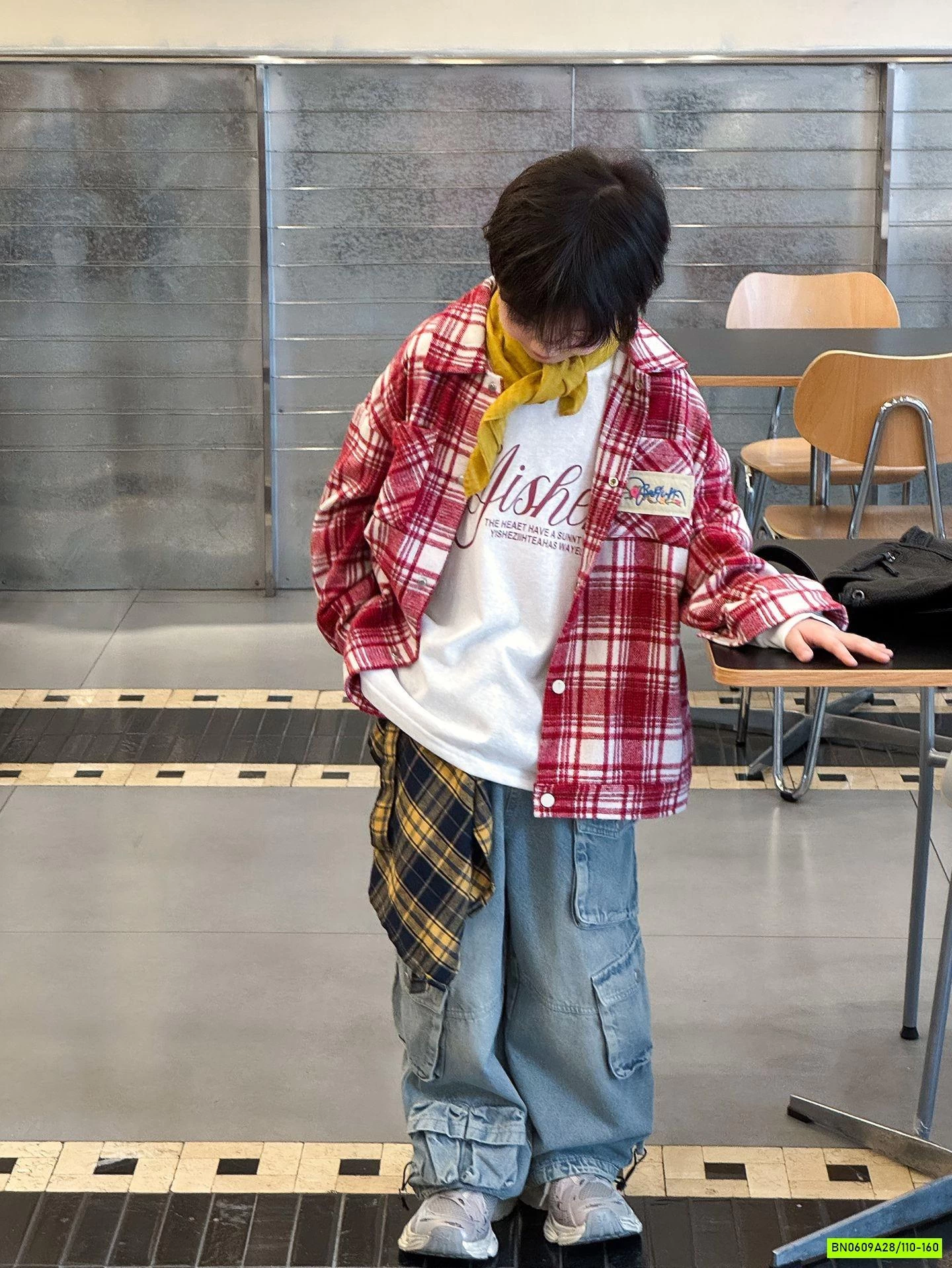 KHOÁC SƠ MI CARO ĐỎ THÊU CHỮ LƯNG