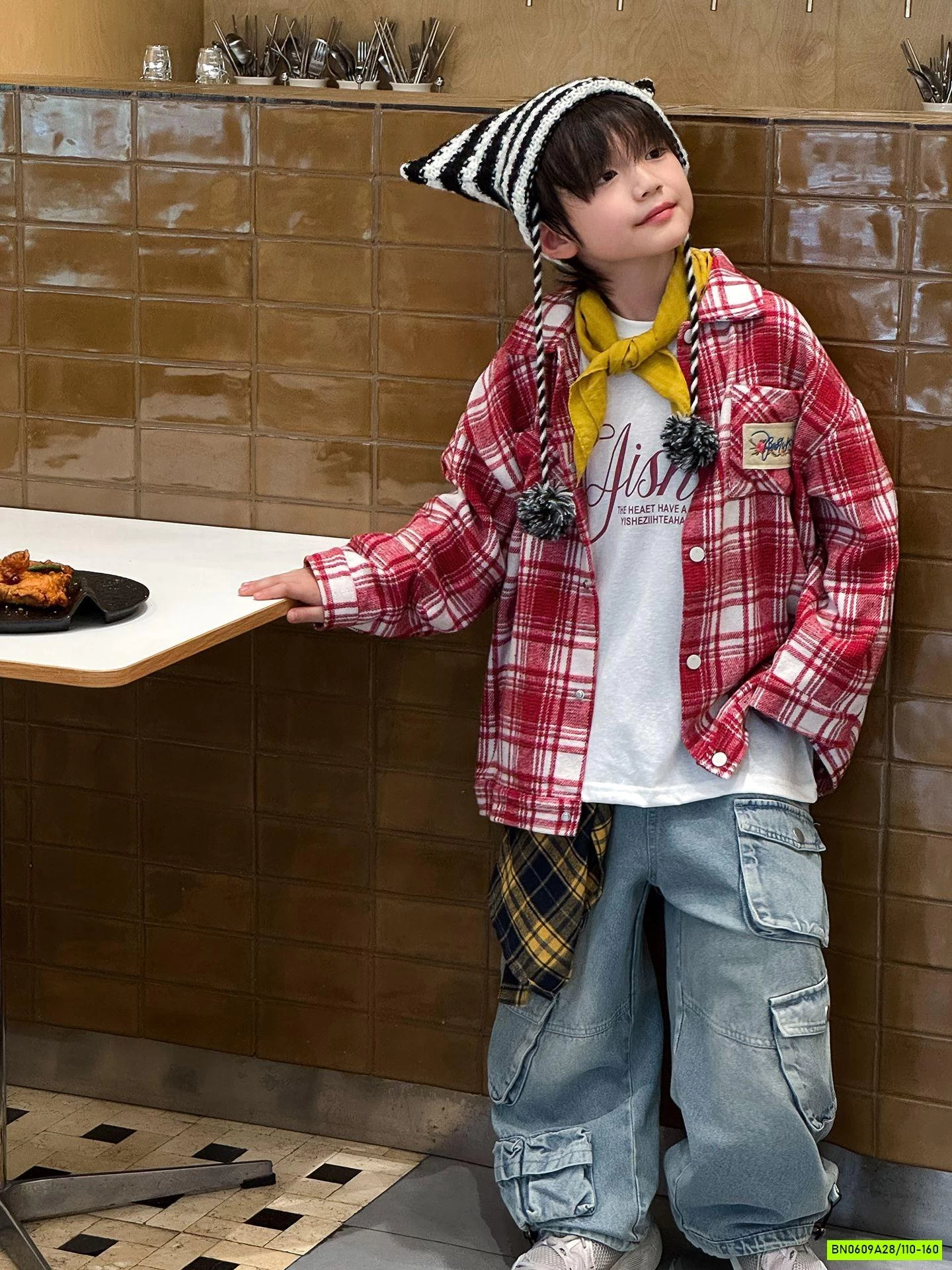 KHOÁC SƠ MI CARO ĐỎ THÊU CHỮ LƯNG