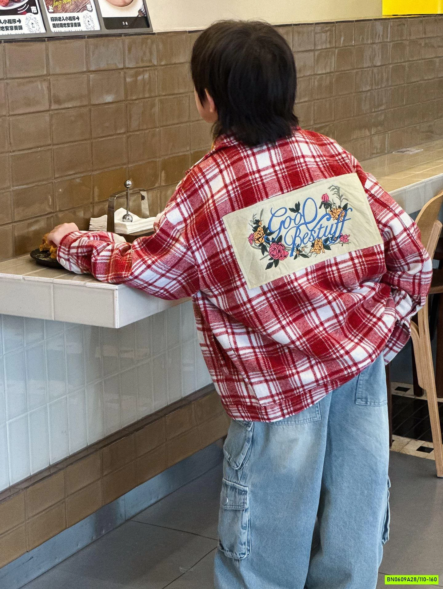 KHOÁC SƠ MI CARO ĐỎ THÊU CHỮ LƯNG