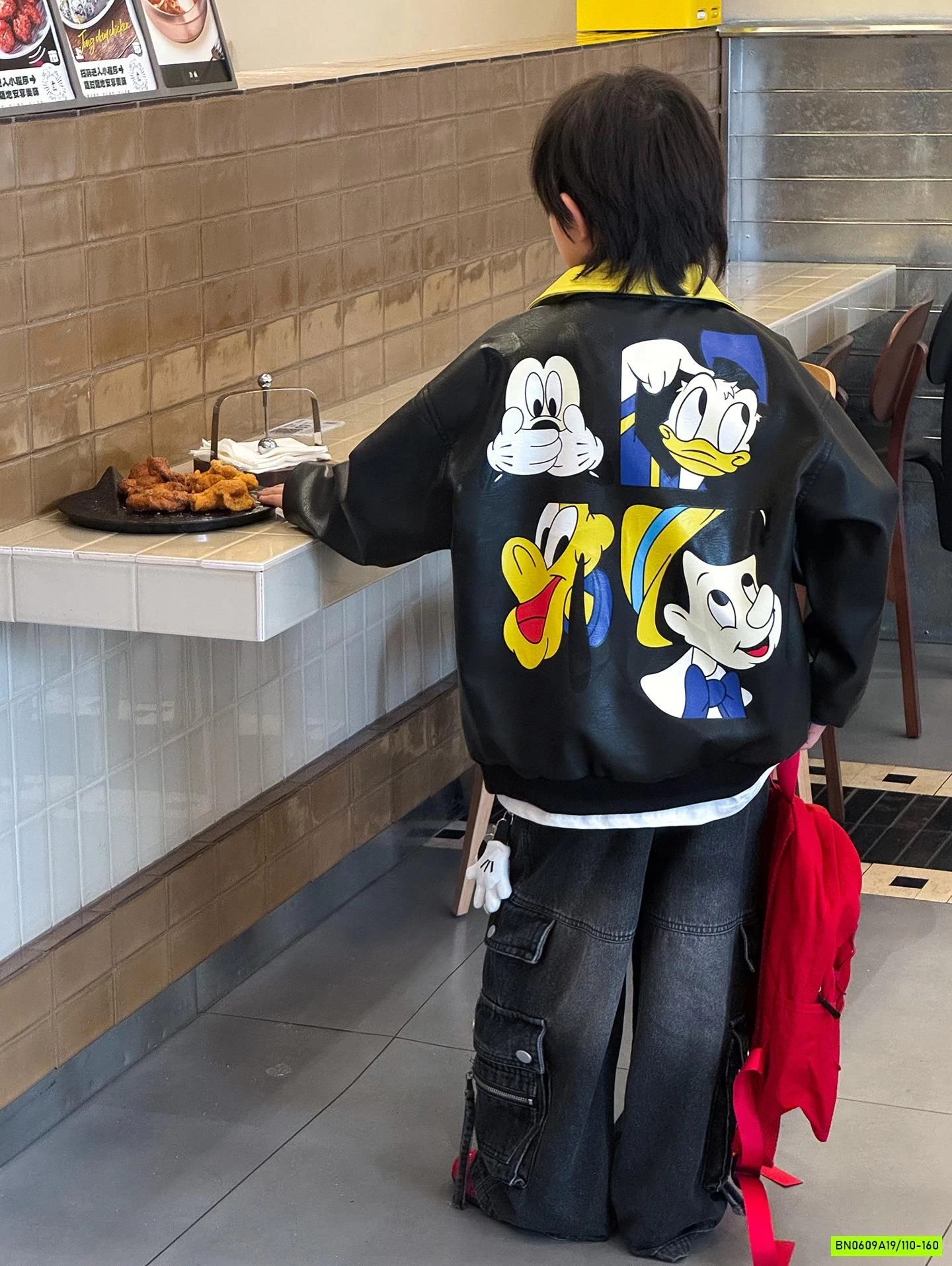 KHOÁC DA CẬU BÉ BÚT CHÌ PHỐI CỔ