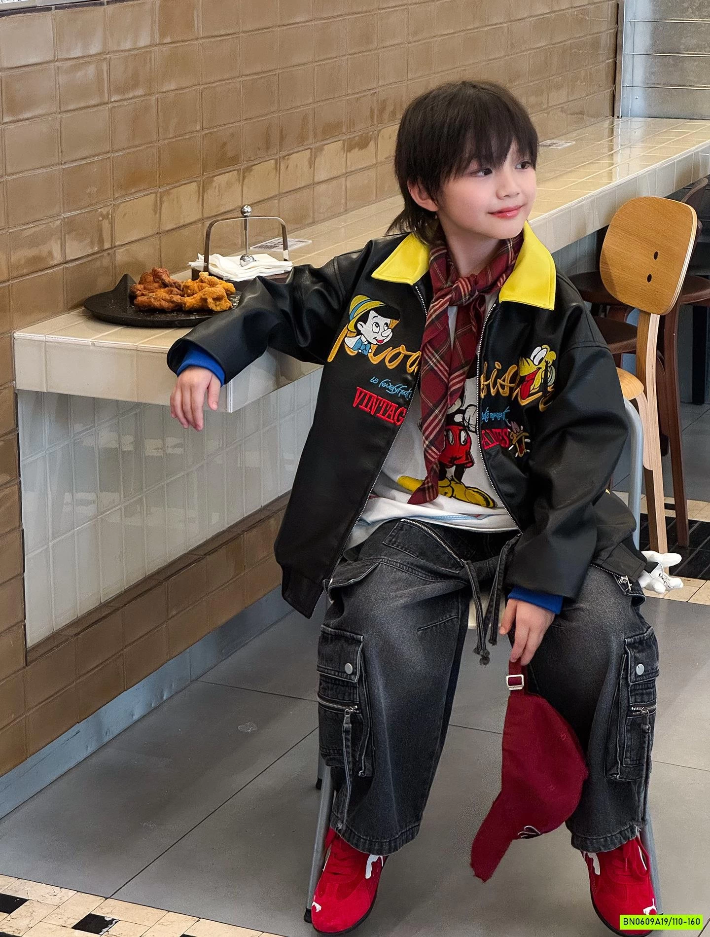 KHOÁC DA CẬU BÉ BÚT CHÌ PHỐI CỔ