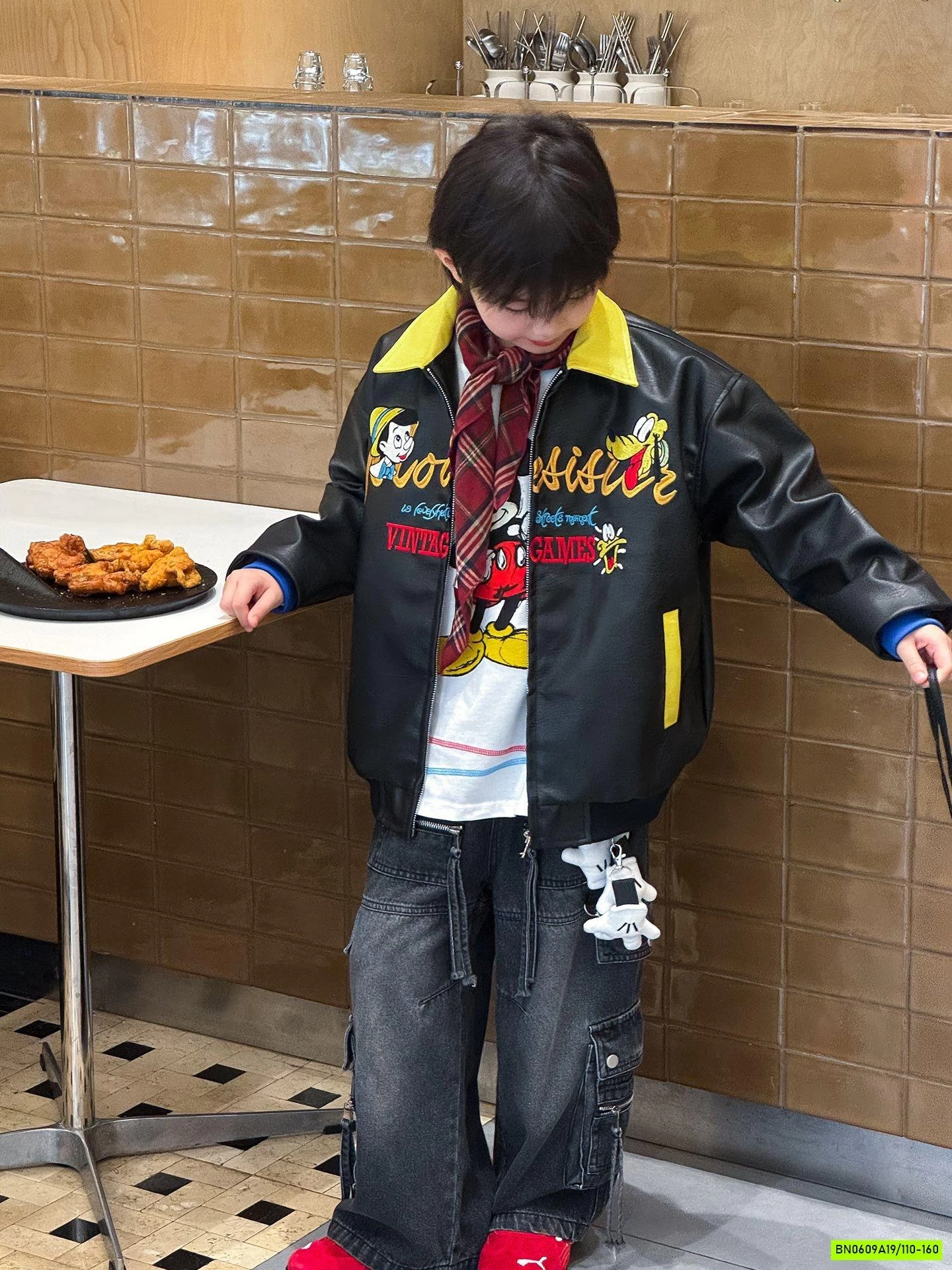 KHOÁC DA CẬU BÉ BÚT CHÌ PHỐI CỔ