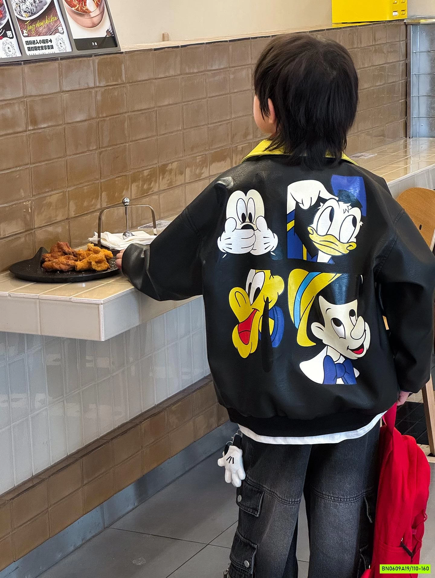 KHOÁC DA CẬU BÉ BÚT CHÌ PHỐI CỔ