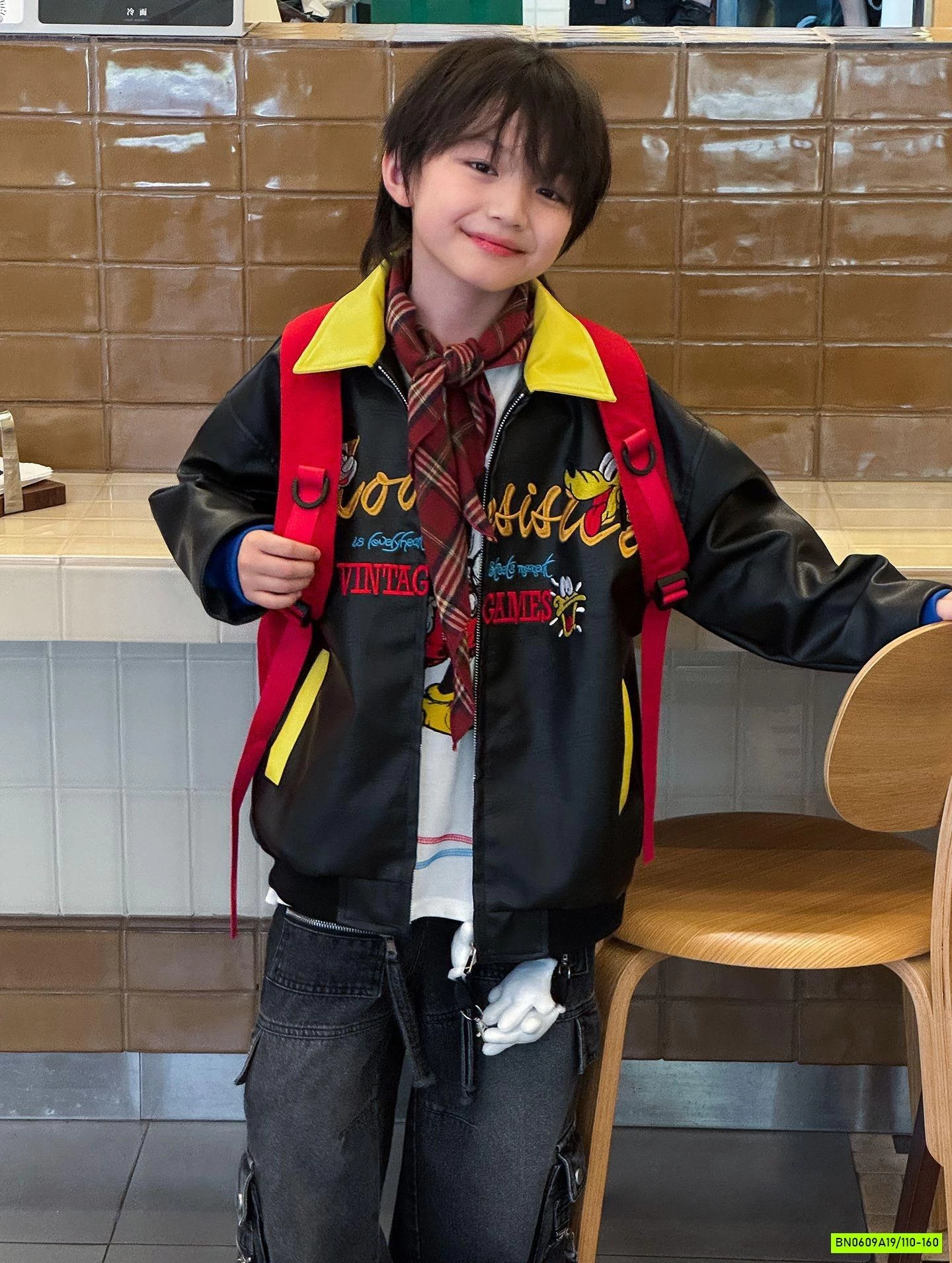 KHOÁC DA CẬU BÉ BÚT CHÌ PHỐI CỔ