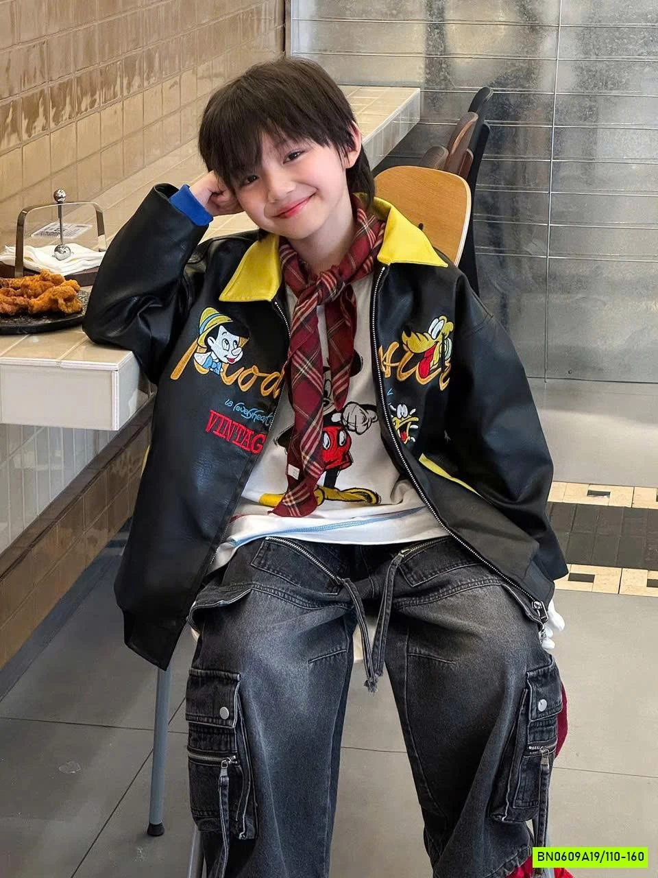 KHOÁC DA CẬU BÉ BÚT CHÌ PHỐI CỔ