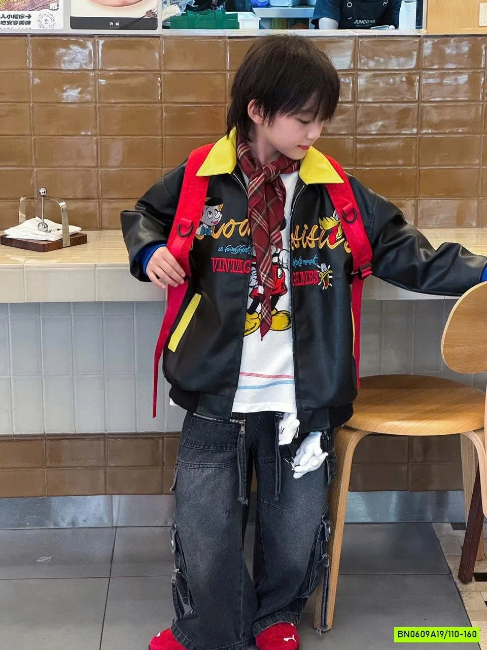 KHOÁC DA CẬU BÉ BÚT CHÌ PHỐI CỔ