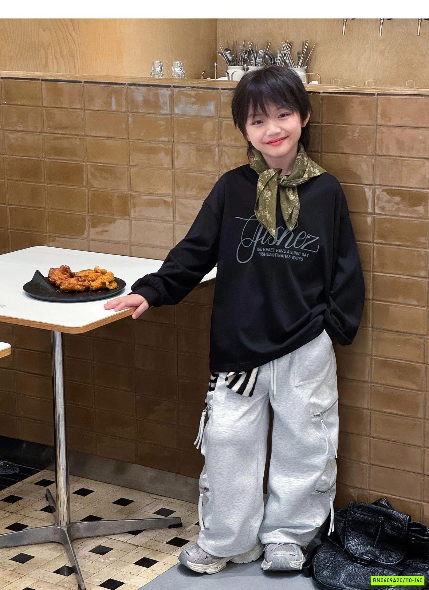 KHOÁC DA CẬU BÉ BÚT CHÌ PHỐI CỔ