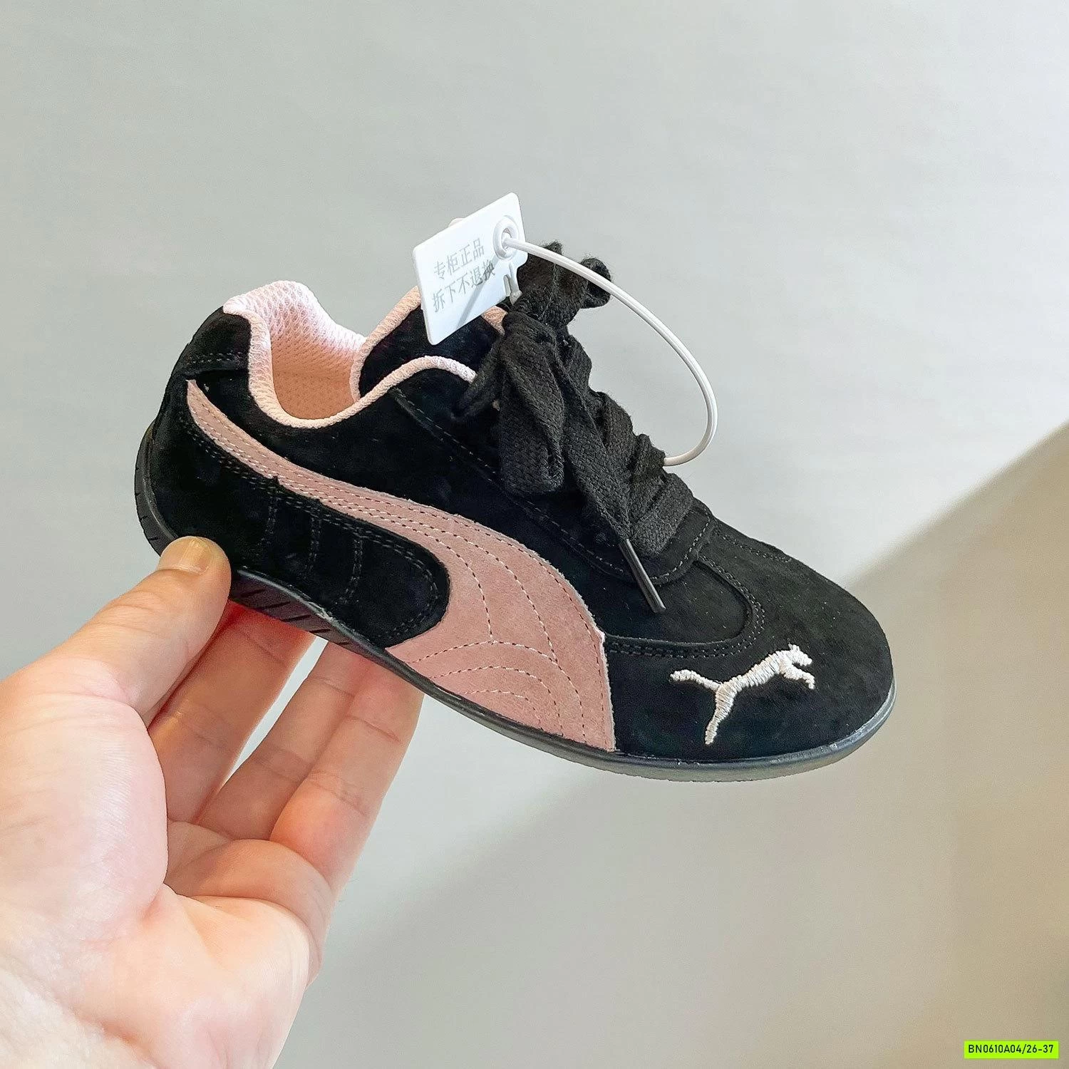 GIÀY THỂ THAO DA LỘN THÊU LOGO