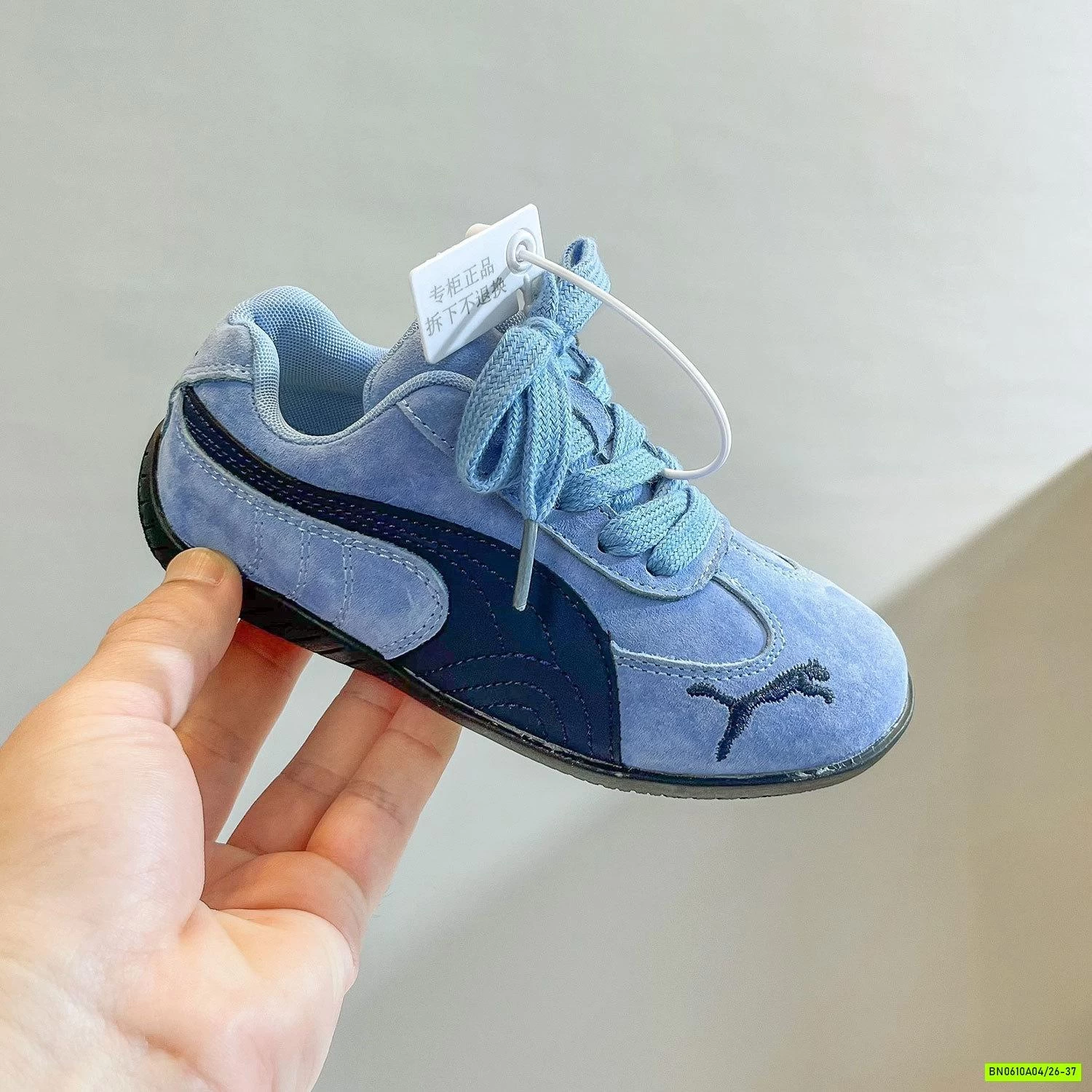 GIÀY THỂ THAO DA LỘN THÊU LOGO