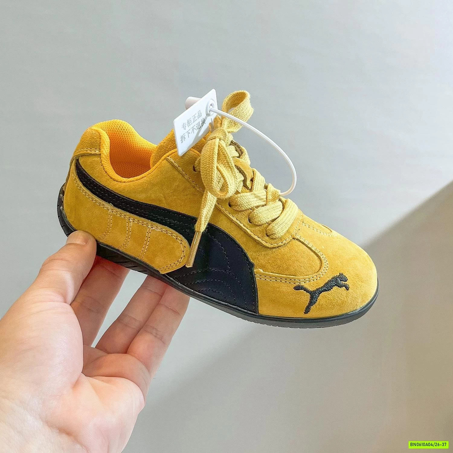 GIÀY THỂ THAO DA LỘN THÊU LOGO