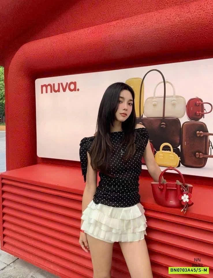 ÁO CHẤM BI TRỄ VAI WGWE8933