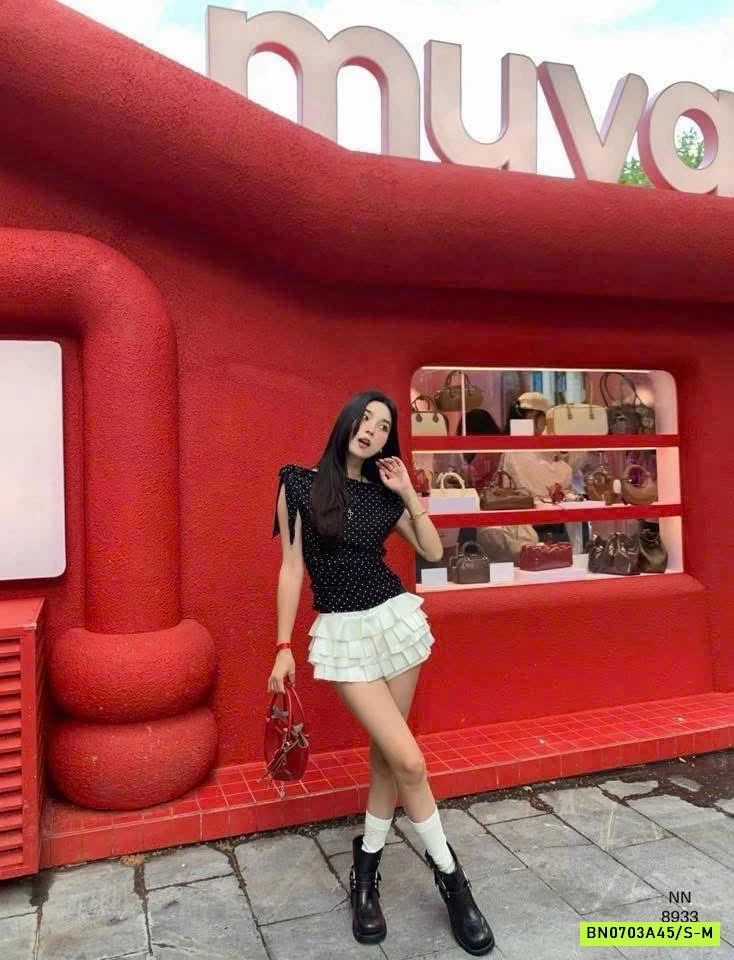 ÁO CHẤM BI TRỄ VAI WGWE8933