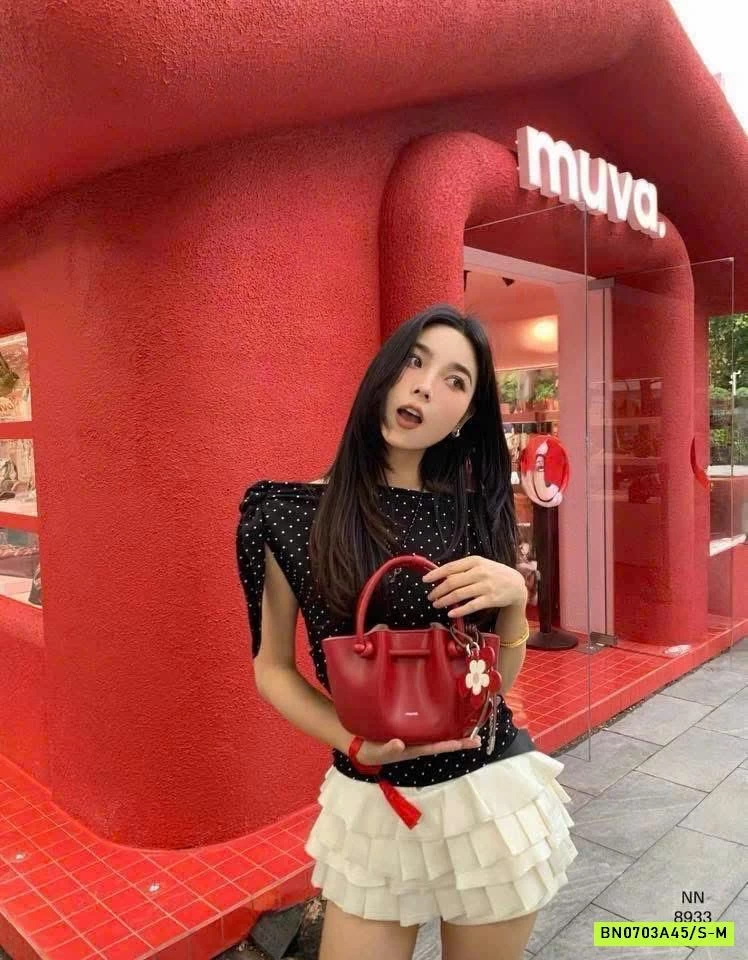 ÁO CHẤM BI TRỄ VAI WGWE8933