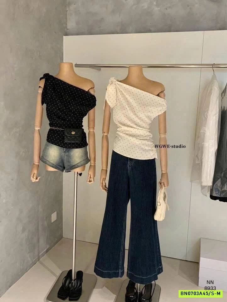 ÁO CHẤM BI TRỄ VAI WGWE8933