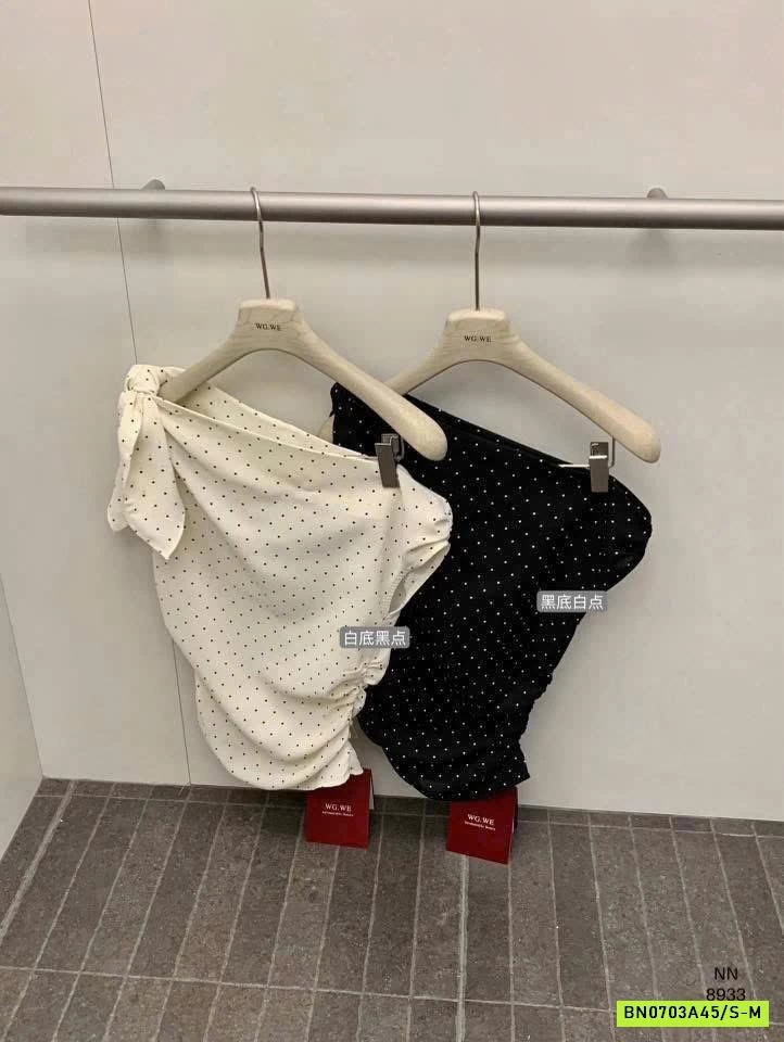 ÁO CHẤM BI TRỄ VAI WGWE8933