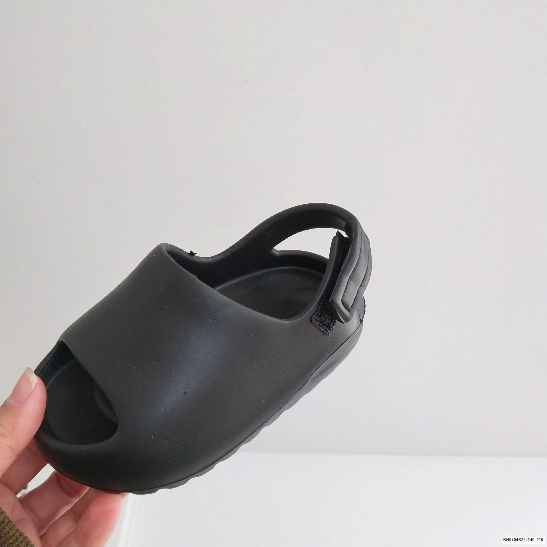 DÉP NHỰA ĐÚC QUAI DÁN