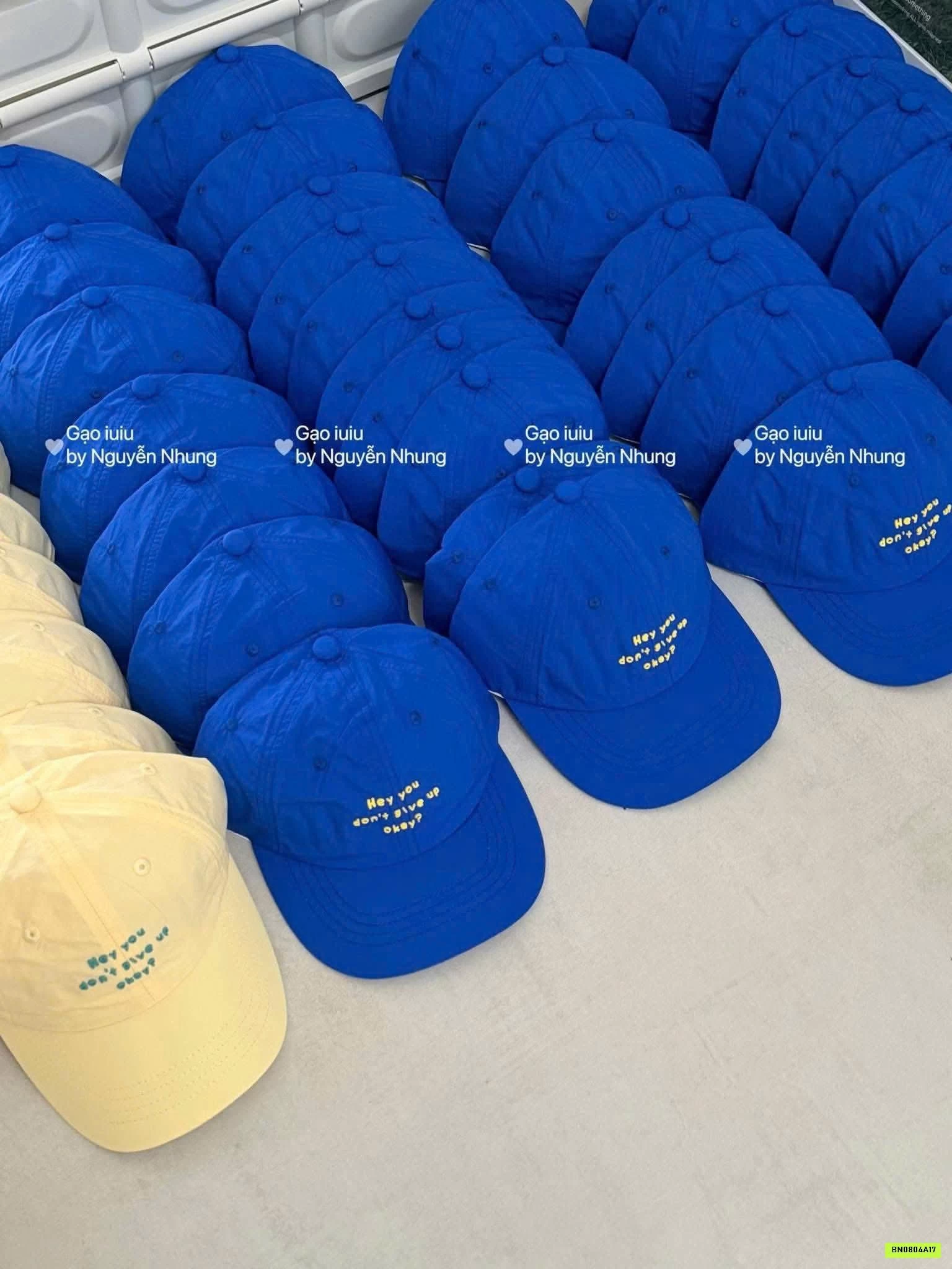 MŨ KẾT CHỮ NỔI