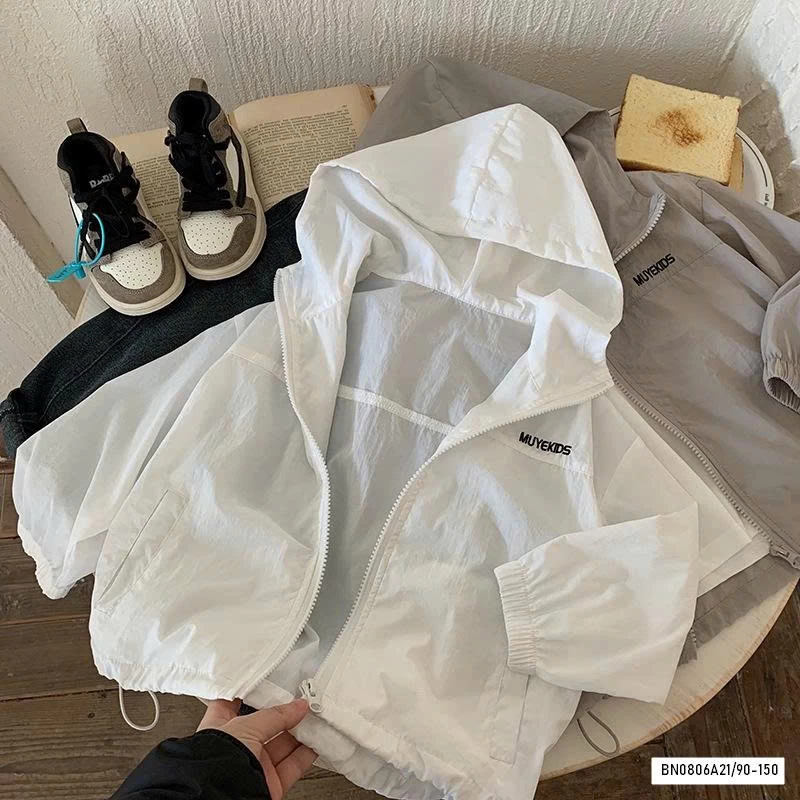 KHOÁC GIÓ MỎNG TRƠN MÀU THÊU CHỮ NGỰC