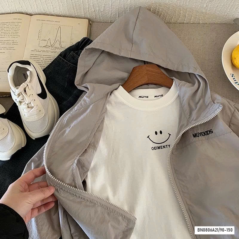 KHOÁC GIÓ MỎNG TRƠN MÀU THÊU CHỮ NGỰC