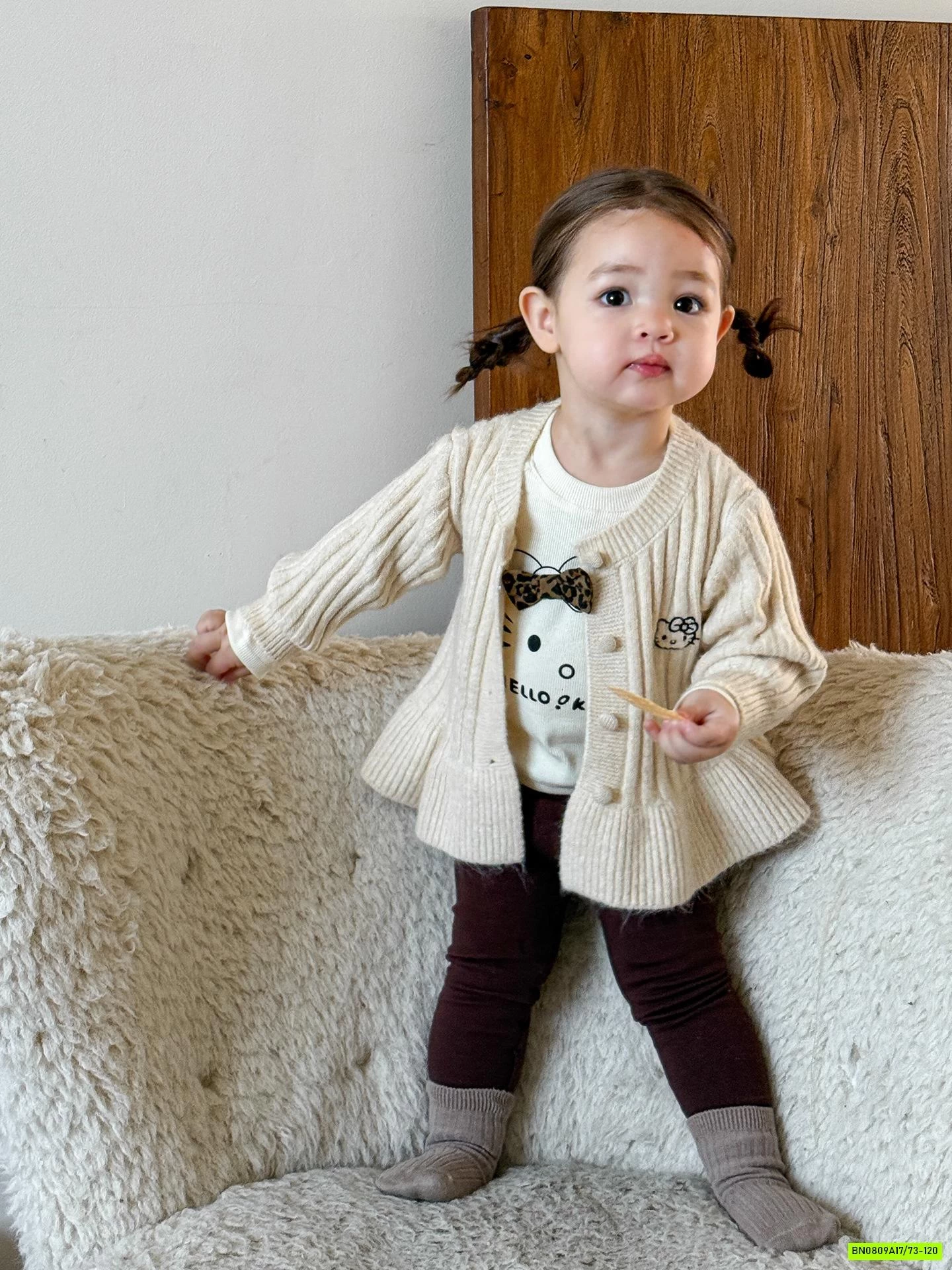 KHOÁC LEN BÁNH BÈO THÊU MÈO