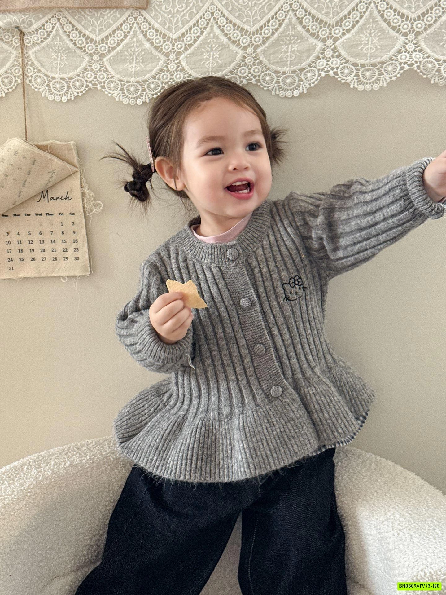 KHOÁC LEN BÁNH BÈO THÊU MÈO