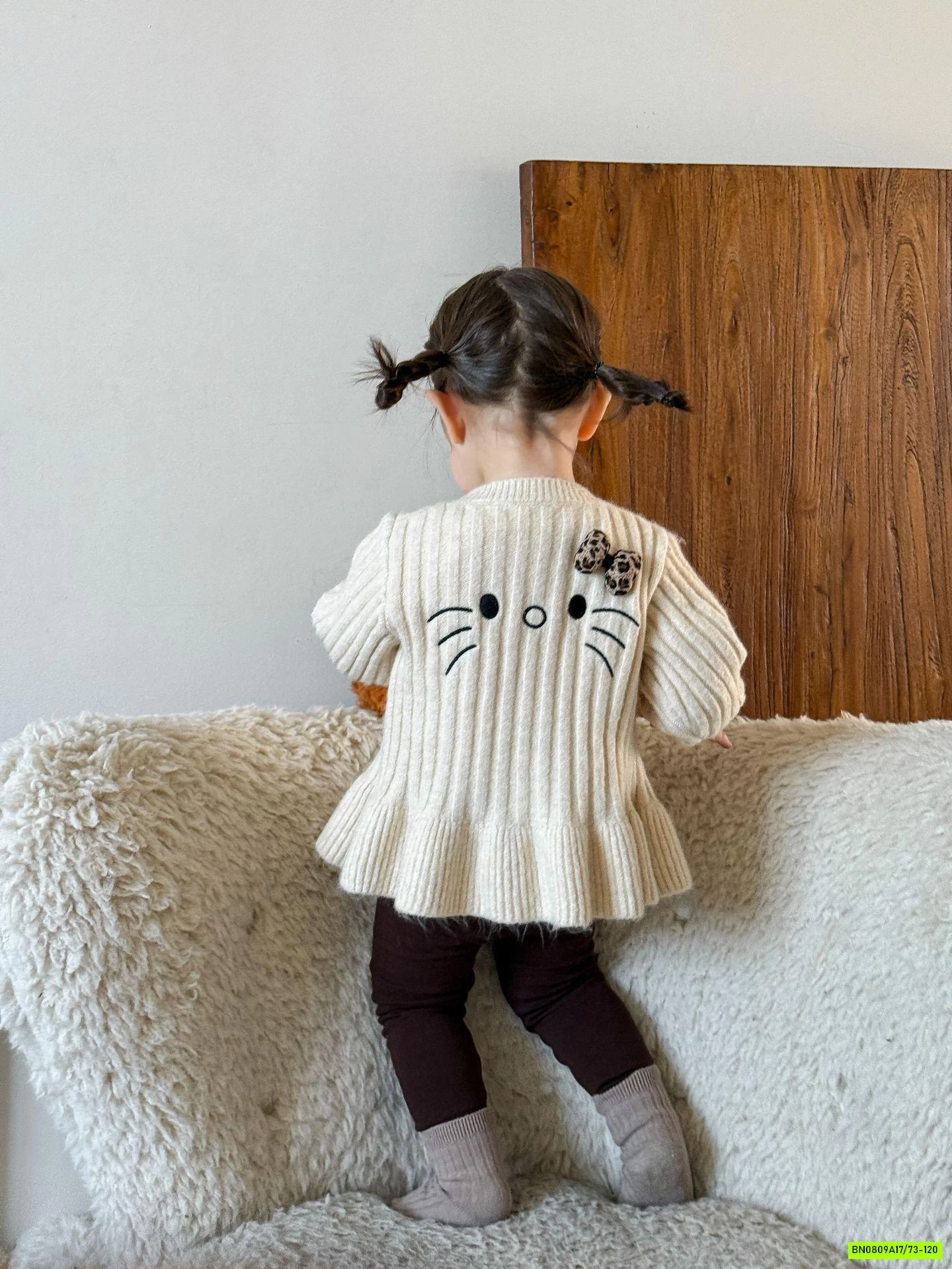 KHOÁC LEN BÁNH BÈO THÊU MÈO