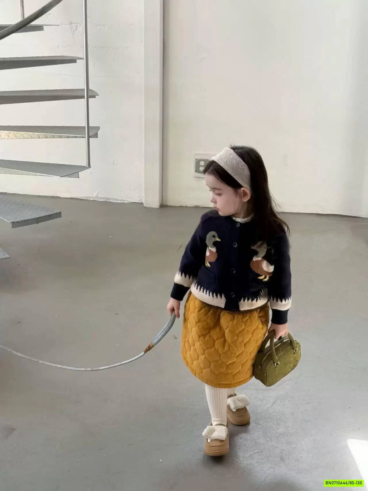 KHOÁC LEN VỊT+CHÂN VÁY NHUNG VÀNG