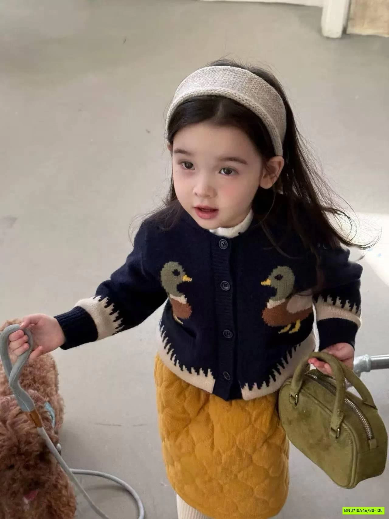 KHOÁC LEN VỊT+CHÂN VÁY NHUNG VÀNG