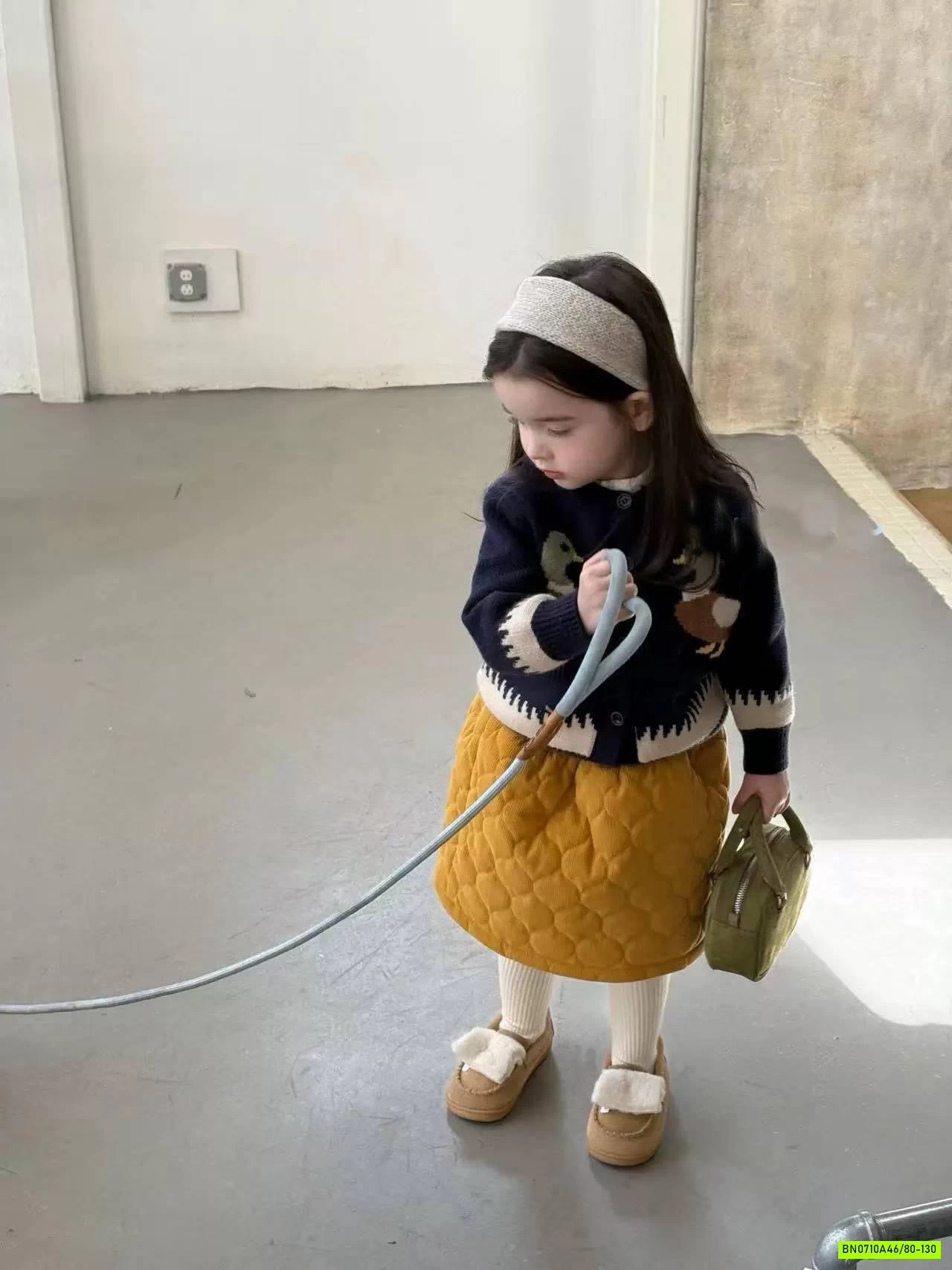 KHOÁC LEN VỊT+CHÂN VÁY NHUNG VÀNG