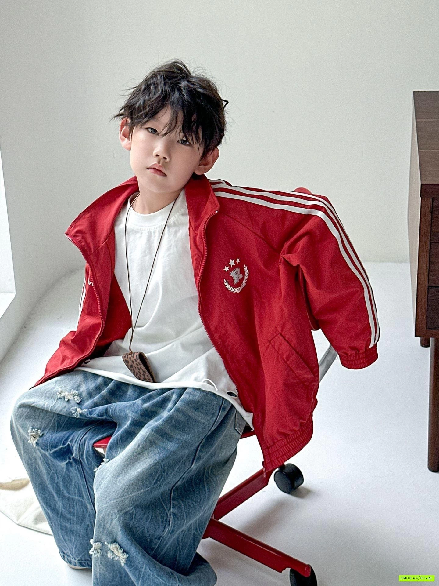 KHOÁC GIÓ ĐỎ SỌC VAI