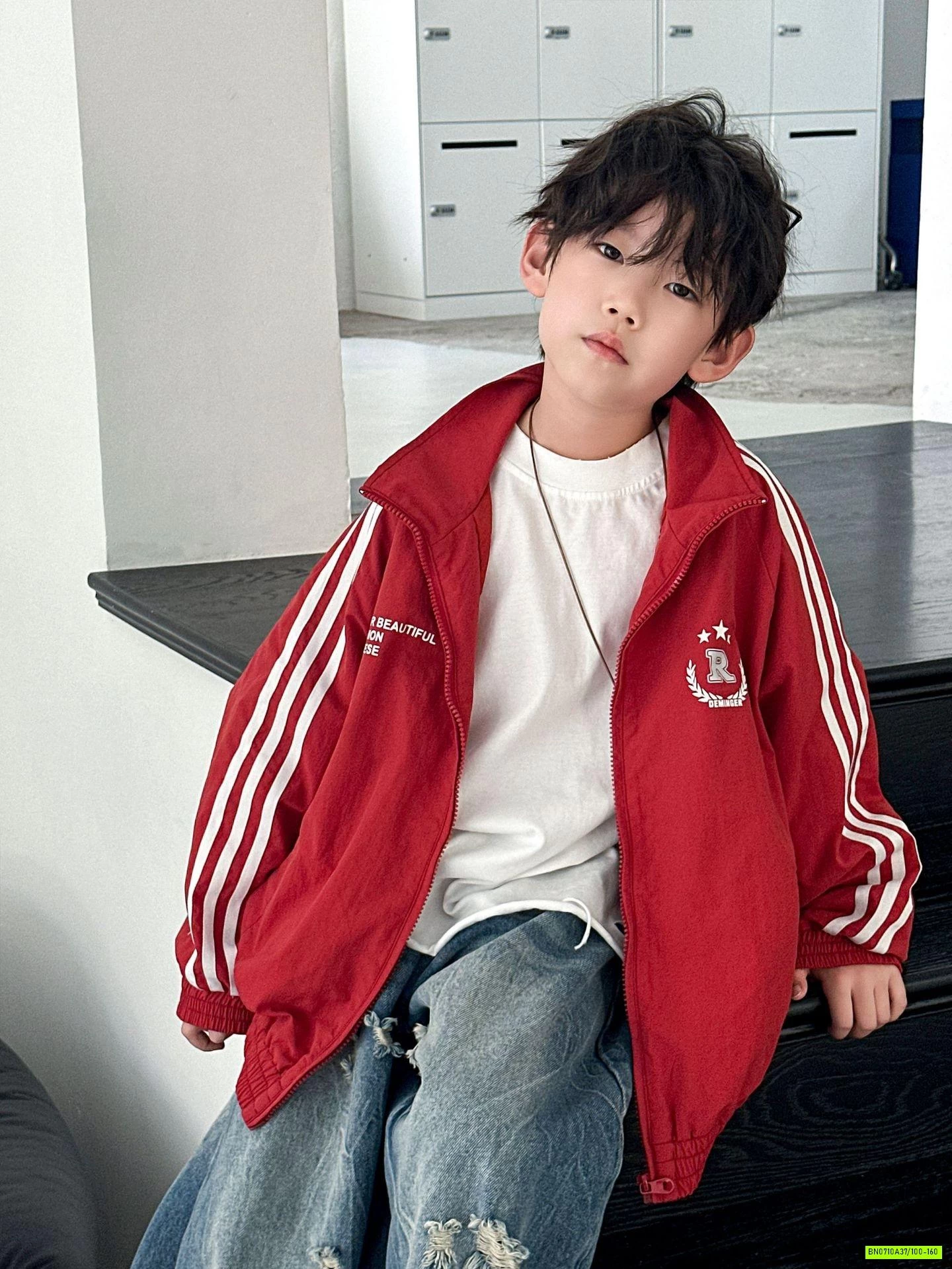 KHOÁC GIÓ ĐỎ SỌC VAI