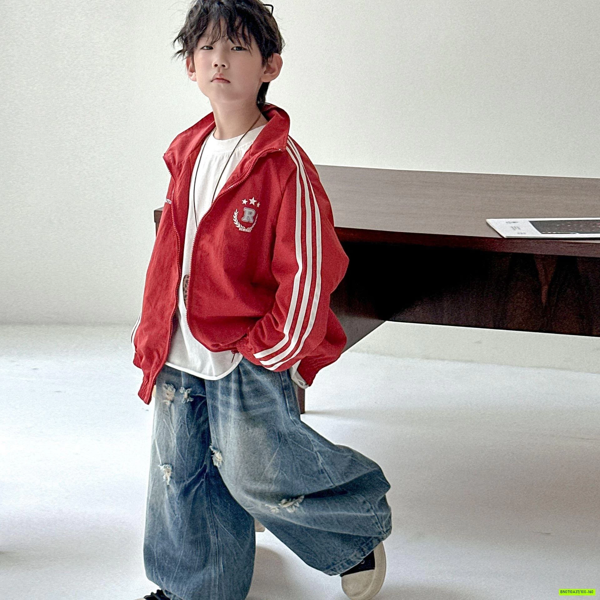 KHOÁC GIÓ ĐỎ SỌC VAI