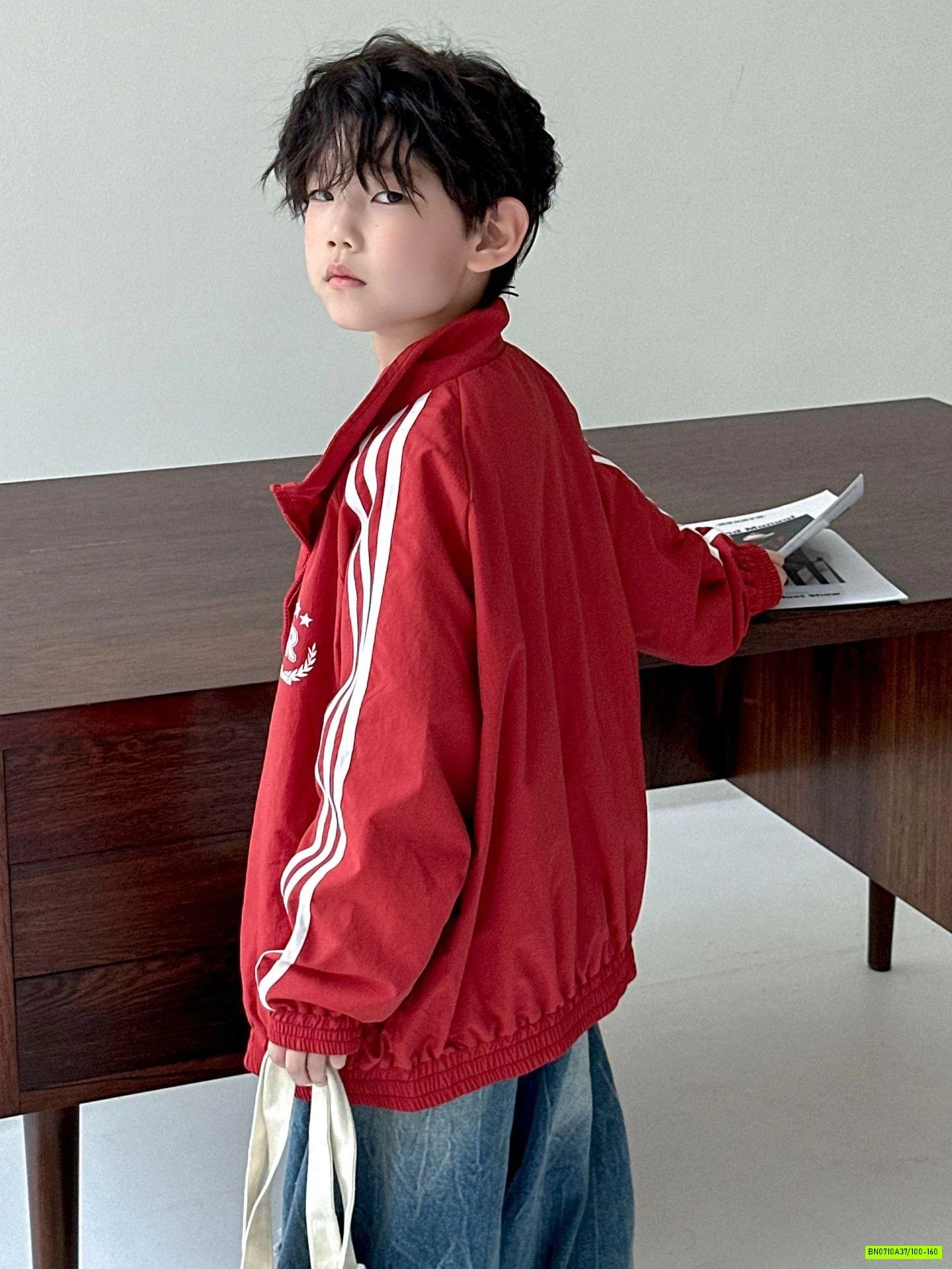 KHOÁC GIÓ ĐỎ SỌC VAI