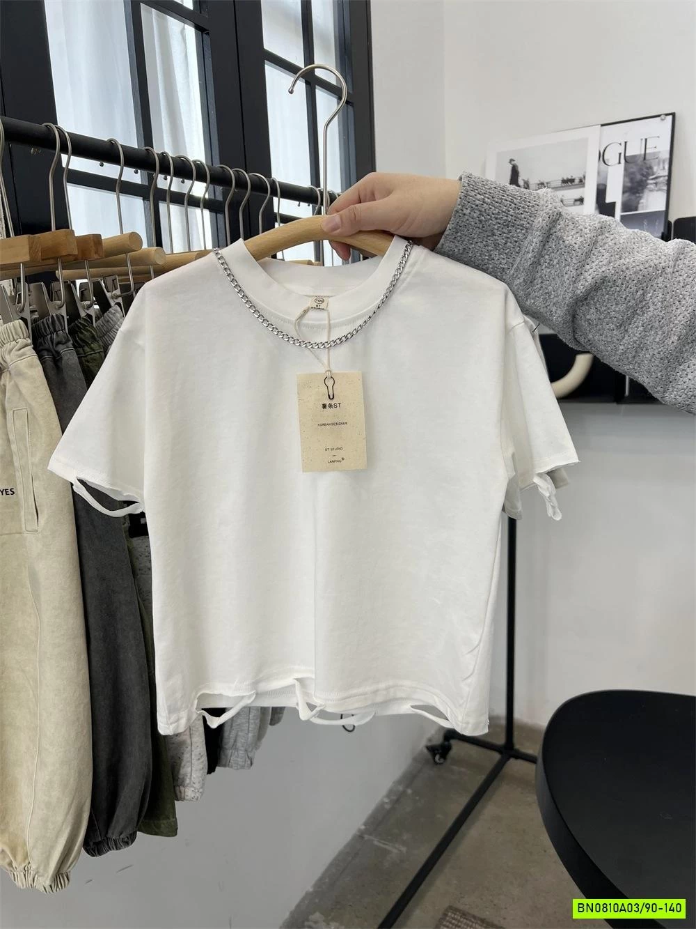 ÁO THUN TRẮNG RÁCH CÁ TÍNH