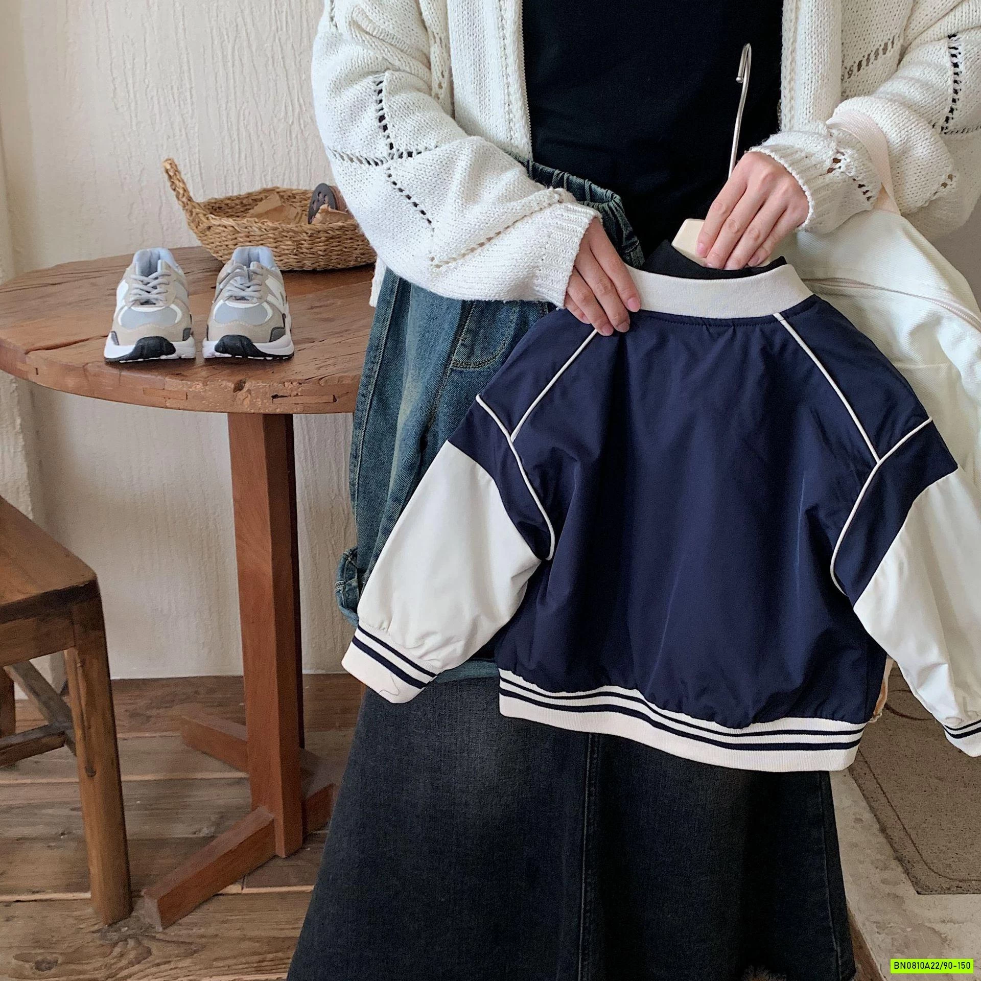 BOMBER THÊU CHỮ PHỐI MÀU TAY