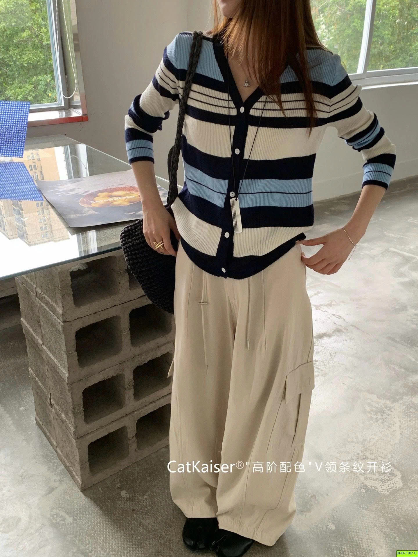 CARDIGAN KẺ CỔ V