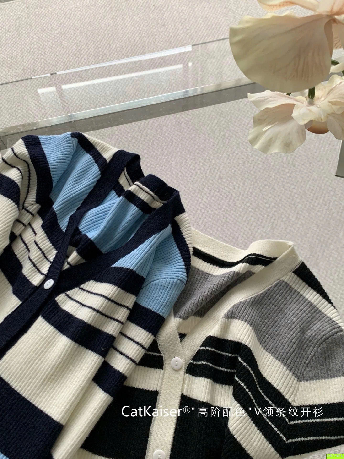 CARDIGAN KẺ CỔ V