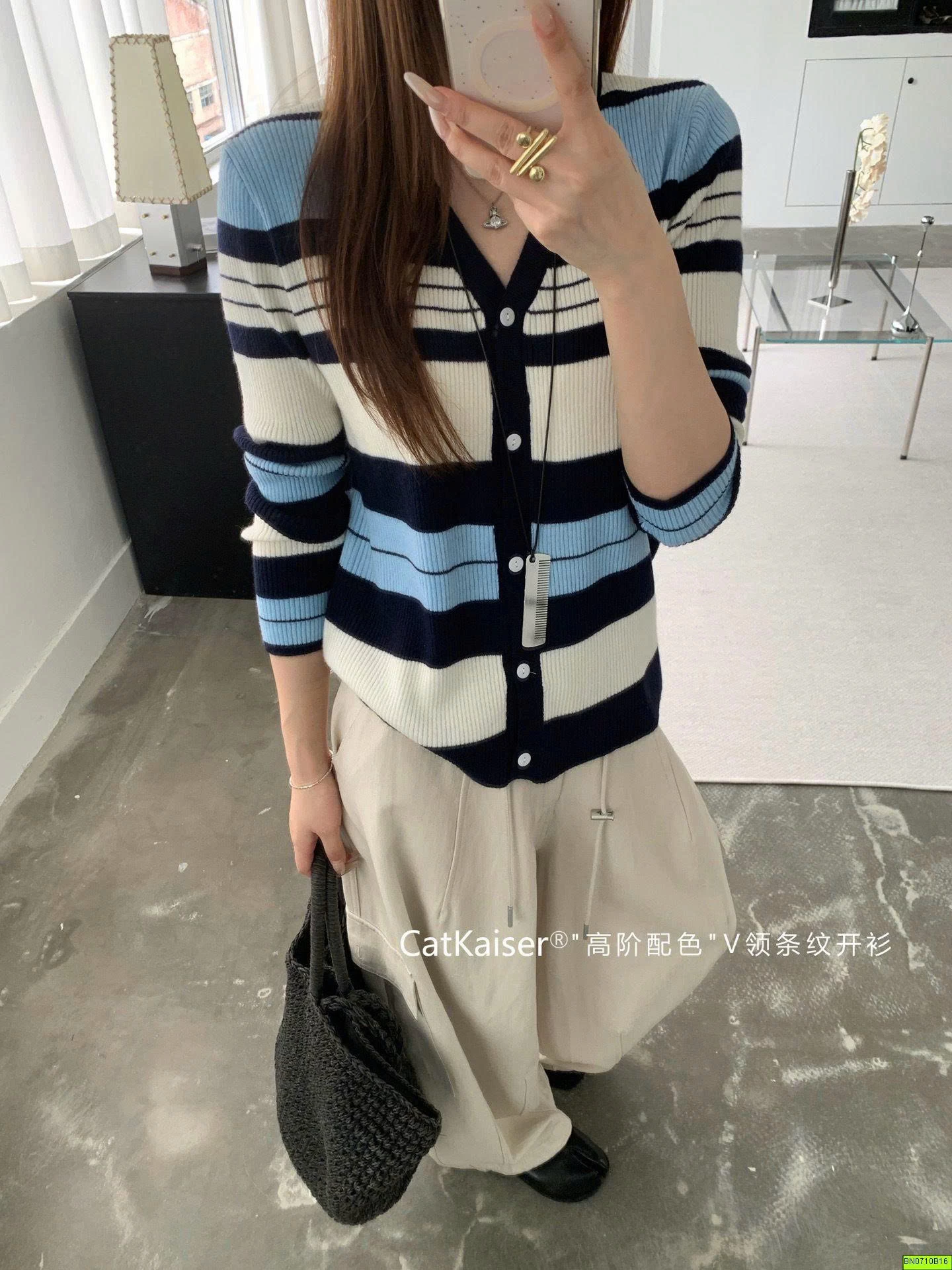 CARDIGAN KẺ CỔ V