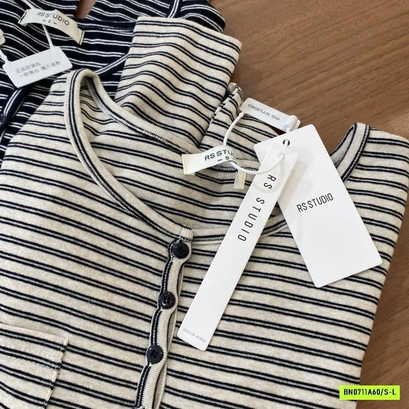 ÁO NỈ KẺ CÚC CỔ RS.STUDIO