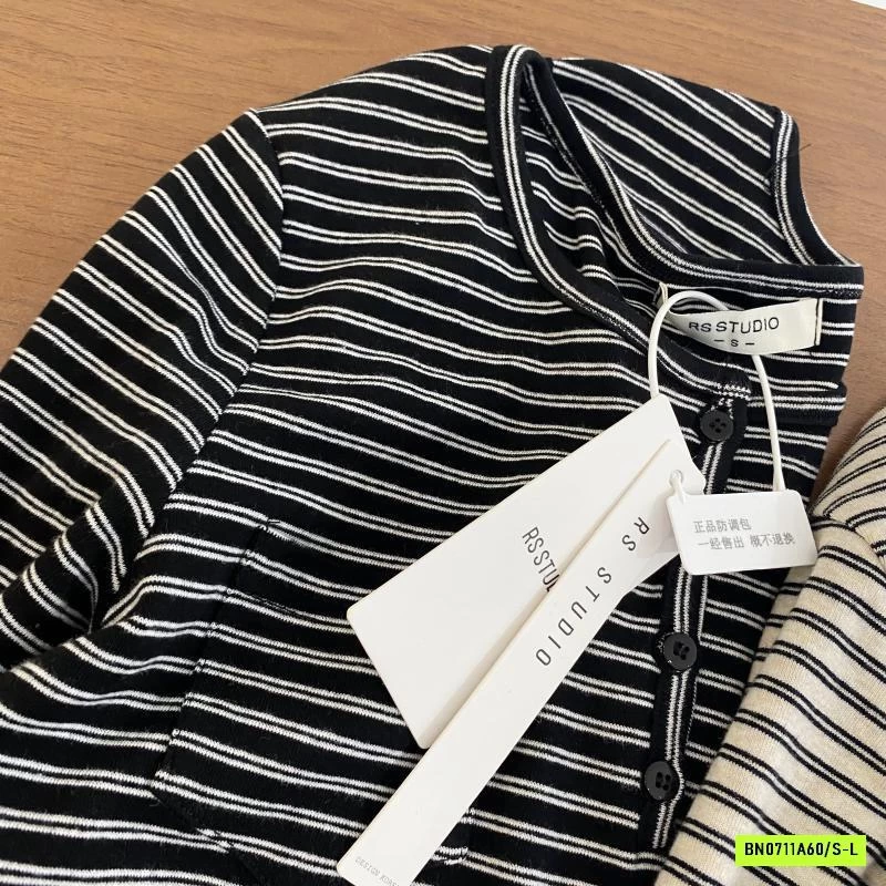 ÁO NỈ KẺ CÚC CỔ RS.STUDIO